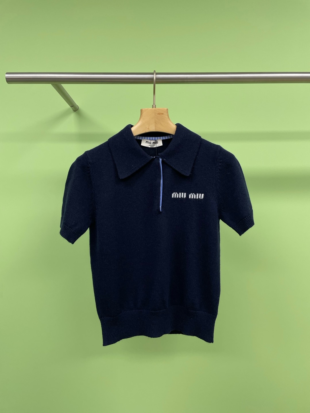 NO:295078,MiuMiu's new fashionable temperament, soft and skin-friendly H-shaped lapel contrasting color jacquard knitted short-sleeved sleeves, retro Polo shirt wants to transform into a retro fashionable Icon in one second?  Come on, let me recommend this super Feel retro Polo knitted short sleeves, V-neck tailoring, which not only makes you look slim, but also makes you easily create a swan neck. The short style is free of pressure on the outside and the inside. It is simply a versatile artifact in spring and autumn. Wearing it, walking on the street, the return rate is booming, not blowing, it is really beautiful. Moreover, this Polo knitted sweater is awesome, soft, skin-friendly, and comfortable to wear with your body, making you love it. Speaking of matching, it is a small case, paired with high-waist jeans, instantly turning into a retro college style; changing to a leather skirt, the elegant goddess style will be immediately available, and then wearing a pair of white shoes, which will reduce age and be fashionable, and the eye-catching index on the street is full. Size SML,,miumiu, skirts, jeans, T-shirt, alexander wang19860909MiuMiu早春新款时髦气质软糯亲肤H型翻领撞色提花针织短袖,复古Polo衫想要一秒变身复古时尚Icon？来来来,给你们安利这款超有Feel的复古Polo针织短袖,V领剪裁,不仅修身显瘦,还能轻松打造天鹅颈哦,短款版型,外穿内搭都无压力,简直是春秋必备的百搭神器,穿上它,走在街头,回头率爆表,不是吹,是真的美丽,而且,这款Polo针织衫质感棒呆,软糯亲肤,贴身穿也舒服到不行,让你爱不释手,说到搭配,简直是小case,搭配高腰牛仔裤,秒变复古学院风；换上皮裙,优雅女神范立马就有,再踩上一双小白鞋,减龄又时尚,出街吸睛指数满分. 码数SML,,miumiu,skirts,jeans,T-shirt,alexander wang,Women's clothing