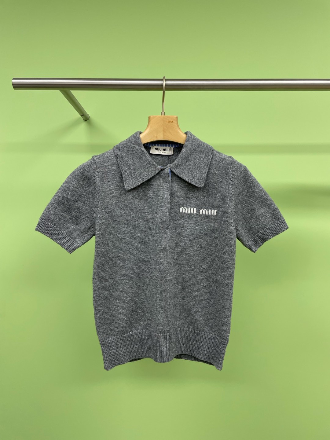 NO:295068,MiuMiu's new fashionable temperament, soft and skin-friendly H-shaped lapel contrasting color jacquard knitted short-sleeved sleeves, retro Polo shirt wants to transform into a retro fashionable Icon in one second?  Come on, let me recommend this super Feel retro Polo knitted short sleeves, V-neck tailoring, which not only makes you look slim, but also makes you easily create a swan neck. The short style is free of pressure on the outside and the inside. It is simply a versatile artifact in spring and autumn. Wearing it, walking on the street, the return rate is booming, not blowing, it is really beautiful. Moreover, this Polo knitted sweater is awesome, soft, skin-friendly, and comfortable to wear with your body, making you love it. Speaking of matching, it is a small case, paired with high-waist jeans, instantly turning into a retro college style; changing to a leather skirt, the elegant goddess style will be immediately available, and then wearing a pair of white shoes, which will reduce age and be fashionable, and the eye-catching index on the street is full. Size SML,,miumiu, skirts, jeans, T-shirt, alexander wang19860909MiuMiu早春新款时髦气质软糯亲肤H型翻领撞色提花针织短袖,复古Polo衫想要一秒变身复古时尚Icon？来来来,给你们安利这款超有Feel的复古Polo针织短袖,V领剪裁,不仅修身显瘦,还能轻松打造天鹅颈哦,短款版型,外穿内搭都无压力,简直是春秋必备的百搭神器,穿上它,走在街头,回头率爆表,不是吹,是真的美丽,而且,这款Polo针织衫质感棒呆,软糯亲肤,贴身穿也舒服到不行,让你爱不释手,说到搭配,简直是小case,搭配高腰牛仔裤,秒变复古学院风；换上皮裙,优雅女神范立马就有,再踩上一双小白鞋,减龄又时尚,出街吸睛指数满分. 码数SML,,miumiu,skirts,jeans,T-shirt,alexander wang,Women's clothing