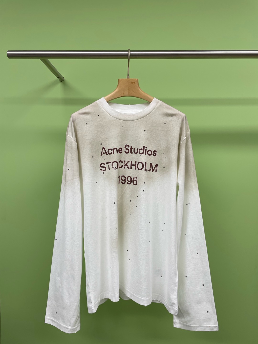 NO:295058,Acne Studios' popular 1996 series diamond-enclosed long-sleeved T-shirt, super comfortable and versatile, invincible and fashionable. I really want to make this one. The white deer's upper body is full of vitality. It is great for making sunscreen clothes in summer. This tee is really amazing. It perfectly interprets what a lazy feeling is. It uses mud dyeing and stir-fried color technology. The slightly yellowed chest will make the whole T-shirt look old and old. The wide and large style has a lazy atmosphere anytime and anywhere. The pure cotton fabric has a very soft and glutinous feel, and it is really comfortable to wear. Number XS S M,,acne studios,dior,tees, t-shirt,alexander wang19860909Acne Studios年爆款1996系列镶钻长袖T恤,超级舒服超级百搭,无敌时髦,真的要吹爆这款,白鹿上身更是元气满满,夏天做防晒服很赞,这件tee真的绝绝子,完美诠释了什么叫慵懒感,采用了泥染炒色的工艺,微微泛黄的胸口会让整件T恤看起来有一种旧旧的效果,宽宽大大的版型随时随地自带慵懒氛围,纯棉面料,手感非常软糯,穿起来真的巨舒服. 码数XS S M,,acne studios,dior,tees，t-shirt,alexander wang,Women's clothing