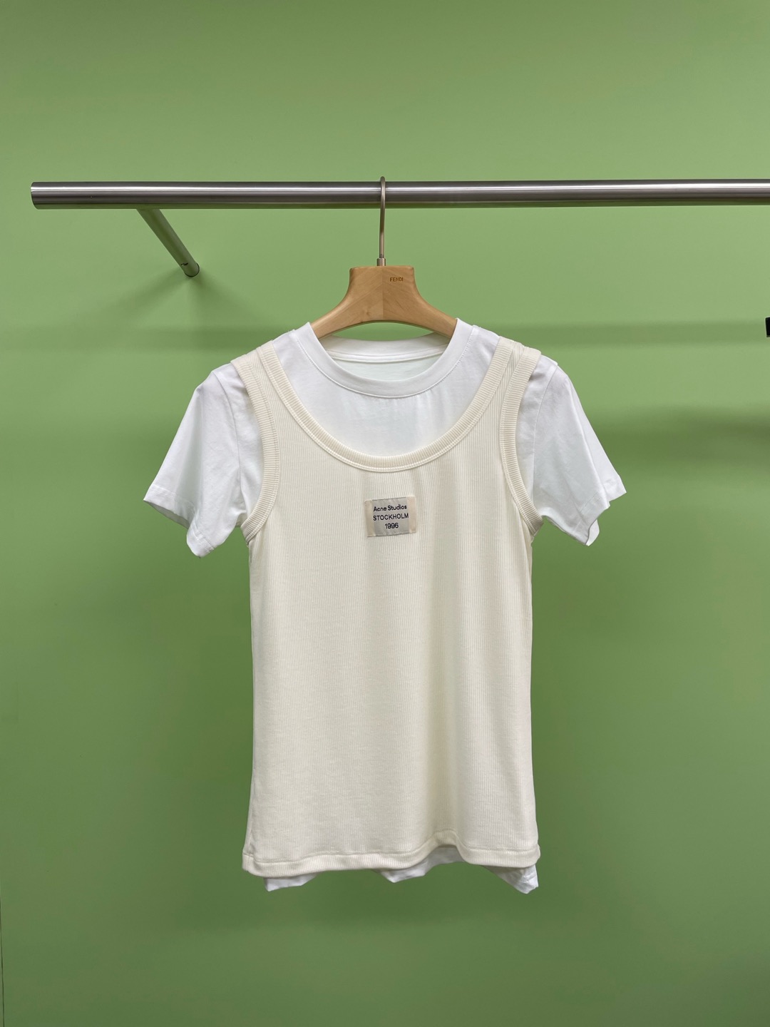 NO:295095,Acne Studios women's logo printed vest T-shirt short-sleeved fake two-piece tops, different from previous layering, the vest cover cover pays more attention to the layering of vests and other items, so as to create a sense of layering and visual tension, which makes people unforgettable. The collision between different items and materials and vest items forms a unique and unique dressing logic, creating a richer and more colorful layering style, with a layered layering effect, lazy people are very good. The overall gives people a sense of academic youth, refreshing and age-reducing, suitable for intellectual style outfits, light upper body without losing texture, comfortable and burden-free, slim fit style is suitable for most figures, hide flesh and make them look slim, simple round neck design, modify the face shape, a Get fashionable layering gameplay, it is not easy to deform after wearing it for a long time, and it is visually refreshing, a must-have for the wardrobe in the New Year. Number of codes XSSM,,acne  studios,dior,T-shirt,tees,t-shirt,alexander wang19860909Acne Studios女士徽标印花背心T恤短袖假两件上衣,与以往叠穿搭配不同,背心套叠式更加注重背心与其它单品的叠穿,以此营造出层次感和视觉张力,让人过目不忘,不同单品和材质与背心单品的碰撞形成了独特而又别致的穿搭逻辑,打造更加丰富多彩的叠穿风格,自带层次感的叠穿效果,懒人心头好啊,整体给人一种学院派的少年感,清爽又减龄,适合打造知识分子风穿搭,上身轻盈不失质感,舒适零负担,修身版型适合大多数身材,藏肉显瘦,简约圆领设计,修饰脸型,一件 Get 时髦的叠穿玩法,久穿不易变形,视觉上清清爽爽,新年里衣橱的必备款. 码数XSSM,,acne studios,dior,T-shirt,tees，t-shirt,alexander wang,Women's clothing