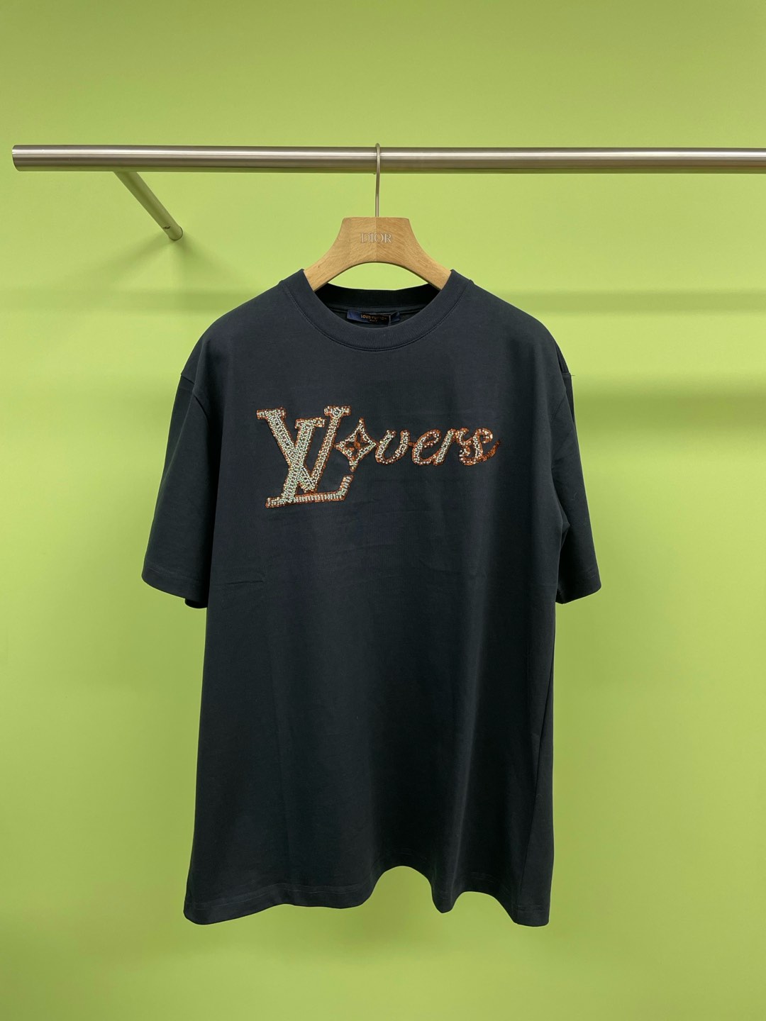 NO:295085,The new LV home T-shirt is a perfect combination of comfort and fashion. You can feel the comfort once you wear it. Heavy industry beaded round neck T-shirt, selected pure cotton fabric, which feels soft and delicate, just like being hugged by a gentle cloud. The letter logo beaded design on the chest is simply the finishing touch of the whole T-shirt. The sparkling beads shine brightly under the light, making people fall in love with it at a glance. Ribbed round neck splicing, simple and elegant, whether it is worn alone or in the inner wear, it can show your unique taste. Come and try it, it must be indispensable in your closet. SML,,louis vuitton,tees,t-shirt,alexander wang19860909LV家新款T恤,舒适与时尚的完美结合,一穿上就能感受到满满的舒适感,重工串珠圆领T恤,精选了纯棉面料,摸上去柔软细腻,就像被温柔的云朵拥抱着一样,而胸前的字母logo串珠设计,简直是整件T恤的点睛之笔,闪闪发光的珠子在灯光下熠熠生辉,让人一眼就爱上了, 罗纹圆领拼接,简洁大方,无论是单穿还是内搭,都能展现出你的独特品味,快来试试吧,你的衣橱里一定少不了它. 码数SML,,louis vuitton,tees，t-shirt,alexander wang,Women's clothing