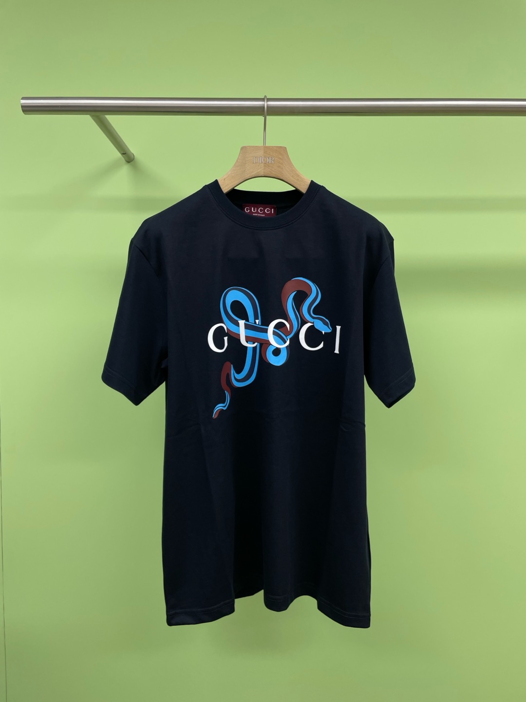 NO:295081,Gucci Year of the Snake Commemorative Print T-shirt, Snake Dance in the New Year, Trend Awakening ——  New Year limited series is available. New Year's limited clothes are not only warm, but also stylish. G family carefully launched the Year of the Snake Special, using heavy textile cotton T-shirts to interpret a different Chinese style, so that your Spring Festival outfits are both warm and attitudeless. The ingenious work is full of texture. High-quality pure cotton materials are selected. After heavy weaving, each T-shirt is thick and warm, skin-friendly and breathable. The fine tailoring and exquisite sewing technology are all revealed. From the neckline to the sleeves, it will all show the brand's focus and meticulousness. When wearing it, even the mood will fly. On this festive day, give yourself a new beginning and let this Year of the Snake become your lucky charm. Whether it is a party, visiting relatives, or casual walk on the streets and alleys, it will be your best fashion partner.  SML, gucci, gucci, tees, t-shirt, alexander wang19860909Gucci蛇年纪念印花T恤,蛇舞新春,潮流觉醒 —— 新年限定系列登场,新年换新衣,不仅要穿得暖,更要穿得有型,G家精心推出蛇年特辑,用重纺织全棉T恤演绎不一样的中国风,让你的春节穿搭既有温度又不失态度,匠心之作,质感满载,选用高品质纯棉材料,经过重重织造工艺,每一件T恤都厚实保暖,亲肤透气,精细的剪裁搭配考究的车缝工艺,从领口到袖边,无不流露出品牌的专注与细致,穿上它,连心情都会跟着飞扬起来,在这个充满喜庆气息的日子里,给自己一个崭新的开始,让这套蛇年限定系列成为你的幸运符,无论是聚会、走亲戚,还是街头巷尾的随意漫步,它都将是你最佳的时尚拍档. 码数XS SML,,gucci,gucci,tees，t-shirt,alexander wang,Women's clothing