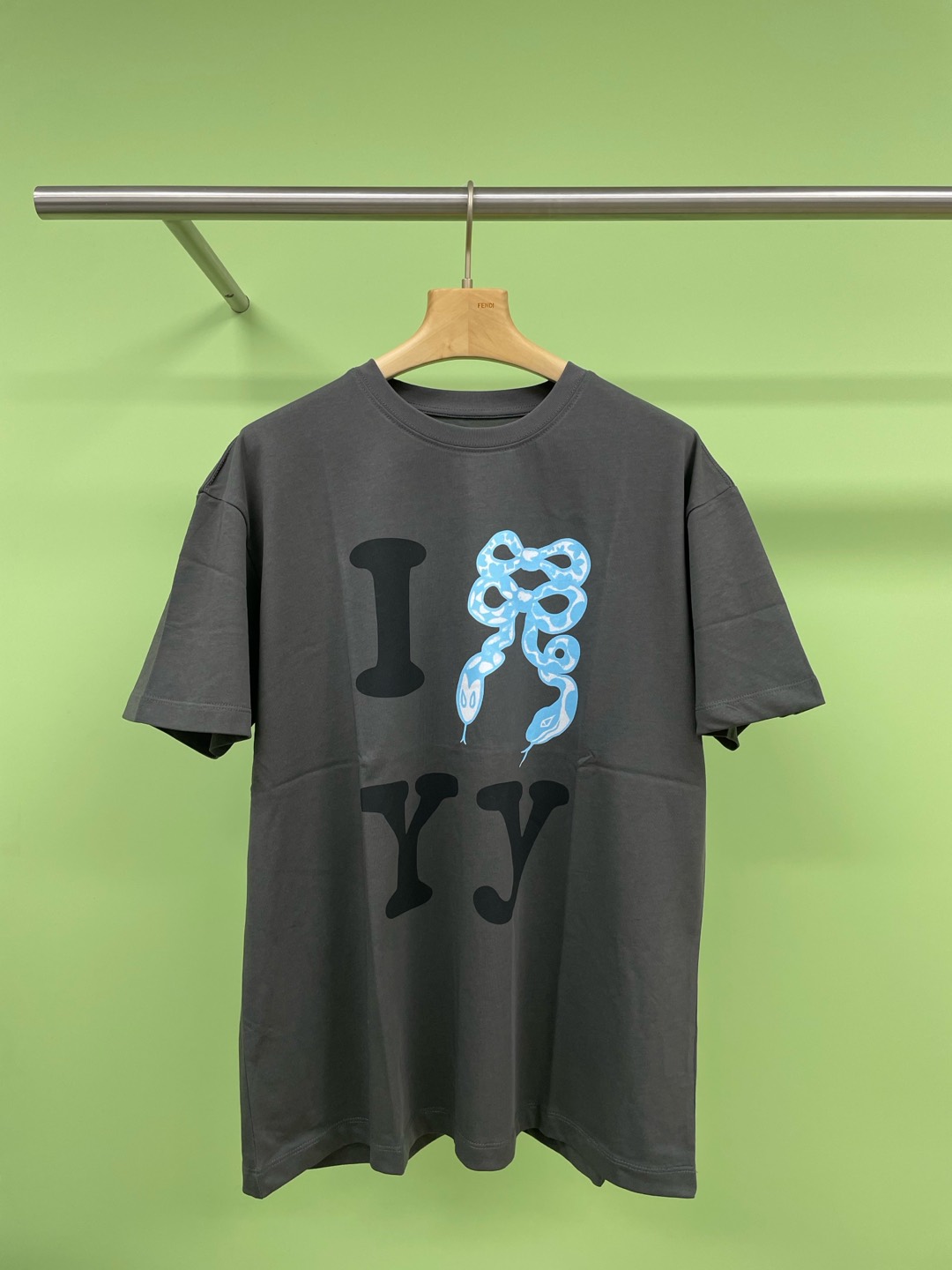 NO:295061,OPEN YY25 Spring Snake Year Limited Edition Small Snake Bow Casual and versatile Round Neck Short-Sleeve T-shirt, gray-blue   Small Blue Snake Bow, does not have the vulgarity of the zodiac design, but is cute. It is really well combined. The meaning of the blue snake mainly includes wisdom, good luck, mystery and transformation. In traditional Chinese culture, snakes often symbolize wisdom, mystery and flexibility. As a special form of snake, the blue snake not only inherits these basic meanings, but also adds more symbolic meaning due to its rarity and uniqueness. The T-shirt adopts a conventional style and a loose and casual style, suitable for all figures, and can be easily controlled in casual or formal occasions. It is made of pure cotton, sweat-absorbing and breathable, comfortable to wear, and is versatile and not easy to get out of date. This red T-shirt can not only show the festive atmosphere of the New Year, but also highlights personality. It is the best choice for the year of the year of the snake.  SML, T-shirt,tees,t-shirt,alexander wang19860909OPEN YY25春季蛇年限定款小蛇蝴蝶结休闲百搭圆领短袖T恤,灰蓝色 小蓝蛇蝴蝶结,没有一往生肖设计的俗感,反而很可爱,真的结合的很好,蓝蛇的寓意主要包括智慧、好运、神秘和蜕变,在中国传统文化中,蛇常常象征着智慧、神秘与灵活,蓝蛇作为蛇的一种特殊形态,不仅继承了这些基本寓意,还因其稀有性和独特性而增添了更多的象征意义,该T恤采用常规款式,宽松休闲风格,适合各种身材,无论是休闲还是正式场合都能轻松驾驭,纯棉材质,吸汗透气,穿着舒适,且百搭不易过时,该款红色T恤,既能展现出新年喜庆的气息,又能突出个性,是蛇年本命年的不二选择. 码数SML,,T-shirt,tees，t-shirt,alexander wang,Women's clothing