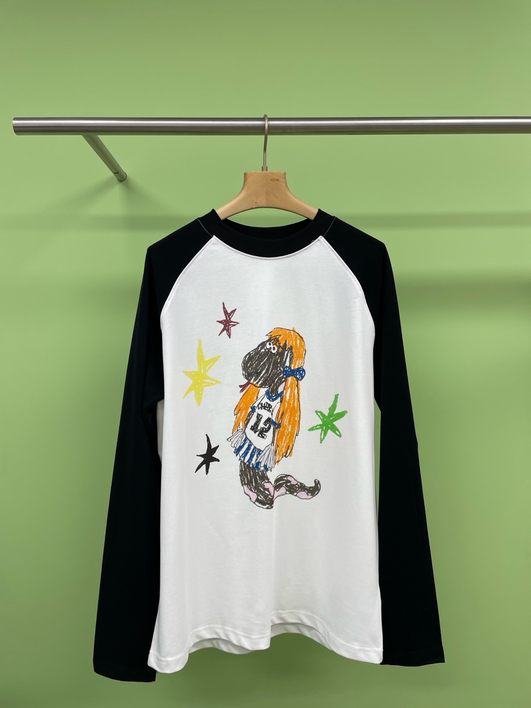 NO:294912,CHEERi UPi contrast color splicing little snake Lele poke rattle sleeves loose round neck T-shirt, little snake should not be too in line with the next year of the snake. The loose style American retro rattle sleeves have a more concealed body and make it look slim. The fabric is soft, comfortable and thick, and the contrast color design is more eye-catching and fashionable. It uses pure cotton fabric, the upper body is skin-friendly and breathable, loose style, and is very inclusive. It doesn’t pick on the figure and covers the flesh. It wears it alone or in front of the inner layer. It has a very high appearance, a fashionable and lazy style, and can wear it even if it is fat and thin. It looks tender and doesn’t pick people at all. It is casual and not monotonous but also looks slim. SML, tees, t-shirt, alexander wang19860909CHEERi UPi撞色拼接小蛇乐乐戳插肩袖宽松圆领T恤,小蛇不要太符合接下来的蛇年了吧,宽松版型的美式复古插肩袖,上身更加遮肉显瘦,面料柔软舒适厚实的手感也更加保暖,撞色设计更加亮眼时髦,选用纯棉面料,上身亲肤透气,宽松版型,包容性很好,不挑身材十分遮肉,单穿或者当着内搭打底,颜值超高,时尚慵懒风,胖瘦都能穿,很显嫩,完全不会挑人,随性不单调还很显瘦. 码数SML,,tees，t-shirt,alexander wang,Women's clothing