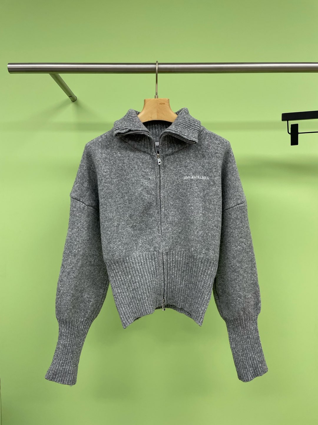 NO:295979,ANN  ANDELMAN winter flower gray wool knitted waist-closed and chest-open zipper sweater. The double-headed zipper knitted items have been vigorously developed by the brand in the past two years. High collar, half-high collar, round collar, lapel... Whether it is a single, middle layer or small jacket, it is very versatile. This gray half-high collar has the right collar, which will not make the neck look short, but can also increase the layering when layering the jacket. The wool material is soft and light, and it has a high tolerance for the figure. The waist position is twisted and weaved with the body shape, which highlights the waist curve and the touch is fluffy and Q-elastic. The slim fit style is not particularly dense in weaving, and the overall machine is not very dense and durable, which raises the visual lower limit in terms of texture. On the design side, it will use simple methods to highlight the material itself. The basic model is evergreen, but a little bit of design ingenuity can also highlight the personality while having quality.  SML, Jackets & coats, sweaters, alexander wang19860909ANN ANDELMAN冬季花灰色羊毛针织收腰开胸拉链毛衣,双头拉链的针织单品近两年被品牌大力开发,高领、半高领、圆领、翻领…不管是单穿、中间层或小外套都很百搭,这件灰色半高领,领子高度刚好,既不会卡脖子显短,也能在叠穿外套时露出增加层次感,羊毛的材质柔软轻盈,对身材的包容度高,腰身的位置随身形做了转折织法,更凸显腰部曲线,触感蓬松Q弹,修身款在织法上考虑到回弹性,整体机得不算特别密实,耐久度一般,质感上就拉高了视觉下限,在设计端反而会用简单的手法去凸显材质本身,基础款是万年青,但一点点的设计巧思却可以在拥有品质的同时也凸显个性. 码数SML,,jackets & coats,sweaters,alexander wang,Women's clothing