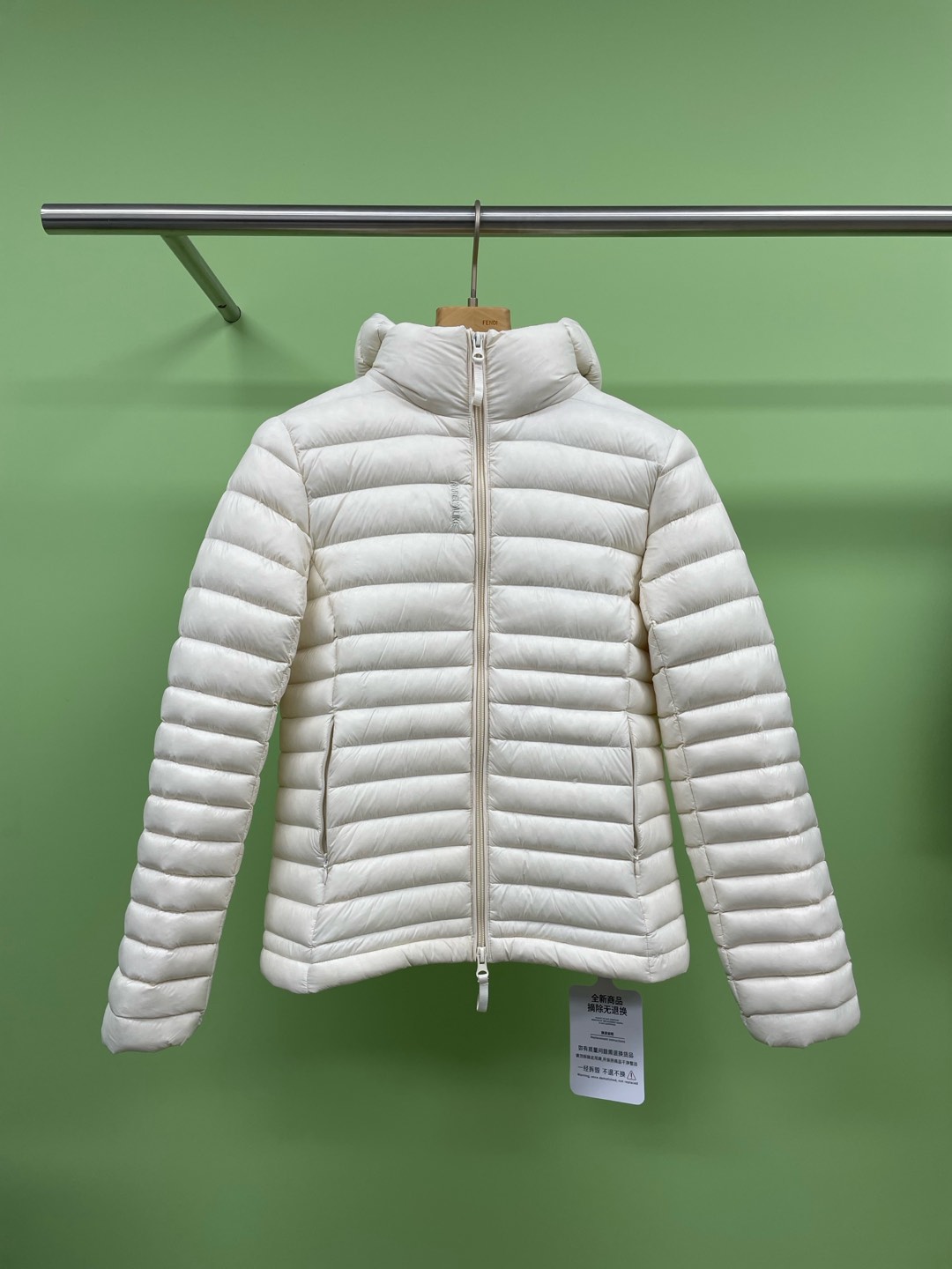 NO:297217,RARELY ALIKE Designer's removable hat stand collar front shoulder down jacket, detachable hat, filled with 90-year-old white duck down micro waterproof fabric, soft and delicate touch, retro rib down jacket, enjoy high quality 1:1, ins blogger's hand, fashionable items are all fashionable, the temperature in winter changes, want to keep warm and style?  This three-purpose down jacket is definitely your best choice. This jacket is not only bright in color and full of vitality, but also has a super practical and removable hat, which allows you to deal easily in a warm room and change your style at any time. It is a blessing for lazy people. Paired with a pair of simple white trousers, it instantly enhances the overall temperament, which is both fresh and energetic, and is simply the perfect choice for winter outing and sports. SML, Jackets & coats, down jacket, hats, alexander wang19860909RARELY ALIKE 设计师品可拆卸帽子立领正肩羽绒夹克,可拆卸帽子,填充的90的白鸭绒 微防水面料,手感柔软细腻,复古排骨羽绒服,1:1享受高品质,ins 博主人手一件,时尚单品随便搭配都是时髦精,冬天的气温变化无常,想要既保暖又不失风格？这款三用羽绒夹克绝对是你的最佳选择,这款夹克不仅颜色亮眼,活力四射,而且设计超实用可拆卸的帽子,让你在温暖的室内也能轻松应对,随时变换风格,简直是懒人福音,搭配一条简约的白色长裤,瞬间提升整体气质,既清新又不失活力,简直是冬季出街和运动的完美选择. 码数SML,,jackets & coats,down jacket,hats,alexander wang,Women's clothing