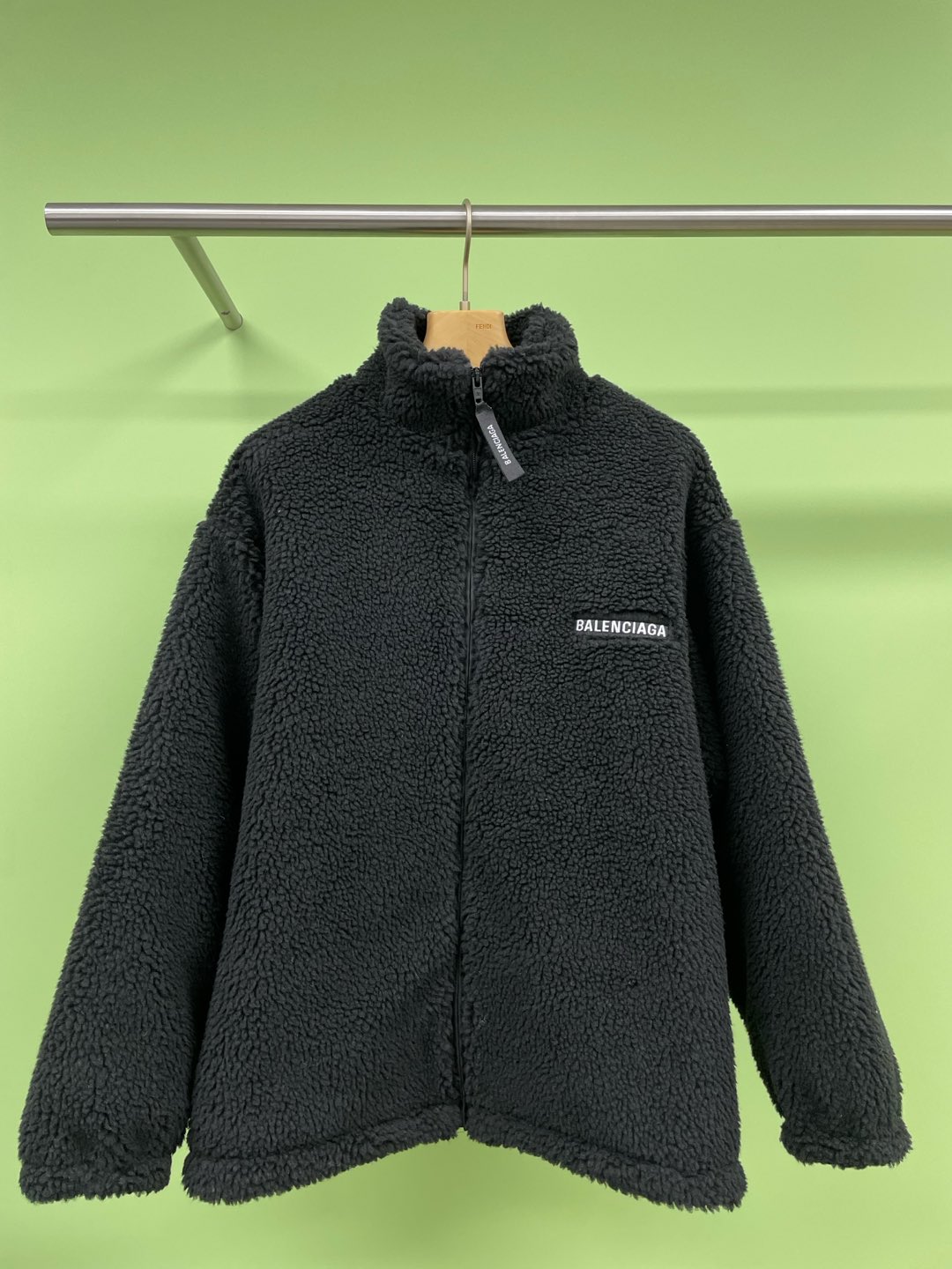 NO:297213,Down jacket, embrace Balenciaga Teddy jacket, Balenciaga Winter is coming, are you still being bound by a heavy down jacket?  Come and take a look at this black Teddy lamb wool jacket from Balenciaga. It is not only warm and comfortable, but also allows you to maintain a fashionable feeling in the cold winter. There are low-key and stylish logo designs in front and back. It is a must-have for trendy people. Wool ferment is soft and skin-friendly, giving you the warmest hug. Loose design, no matter you are thin or plump, it can easily control it. Its comfort is simply surprising, as if it is wrapped in gentle clouds. Number XS SML,,balenciaga,jackets & coats,down jacket,alexander wang19860909羽绒服,拥抱巴黎世家泰迪外套,巴黎世家 冬天来了,你还在被厚重的羽绒服束缚吗？快来看看这件巴黎世家的黑色泰迪羊羔毛外套吧,它不仅保暖舒适,还能让你在寒冷的冬日里也能保持时尚感,前后都有低调又不失格调的logo设计,简直是潮人必备,羊毛颗粒绒,柔软亲肤,给你最温暖的拥抱,宽松的设计,不挑身材,无论你是瘦小还是丰满都能轻松驾驭,它的舒适度简直让人惊喜,仿佛被温柔的云朵包裹着. 码数XS SML,,balenciaga,jackets & coats,down jacket,alexander wang,Women's clothing