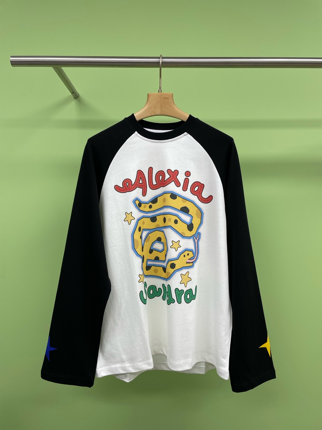 NO:297209,Alexia Sandra Lucky Star Greedy Snake Fun Printed Variety Variety T-shirt, Don't fit the next Year of the Snake. The loose-fitting American retro raetanol sleeves make the upper body more cover the flesh and make it look slim. The fabric is soft, comfortable and thick, and the contrasting color design is more eye-catching and fashionable. It uses pure cotton fabric, the upper body is skin-friendly and breathable, and the loose style is very inclusive. It doesn't pick on the body and covers the flesh. It's very good to wear it alone or in front of the inner layer. It has a very high appearance, a fashionable and lazy style, and can wear it even if it is fat and thin. It looks tender and doesn't pick people at all. It's casual and not monotonous but also looks slim. SML, tees, t-shirt, alexander wang19860909Alexia Sandra幸运星星贪吃蛇趣味印花插肩长袖T恤,不要太符合接下来的蛇年了吧,宽松版型的美式复古插肩袖,上身更加遮肉显瘦,面料柔软舒适厚实的手感也更加保暖,撞色设计更加亮眼时髦,选用纯棉面料,上身亲肤透气,宽松版型,包容性很好,不挑身材十分遮肉,单穿或者当着内搭打底,颜值超高,时尚慵懒风,胖瘦都能穿,很显嫩,完全不会挑人,随性不单调还很显瘦. 码数SML,,tees，t-shirt,alexander wang,Women's clothing