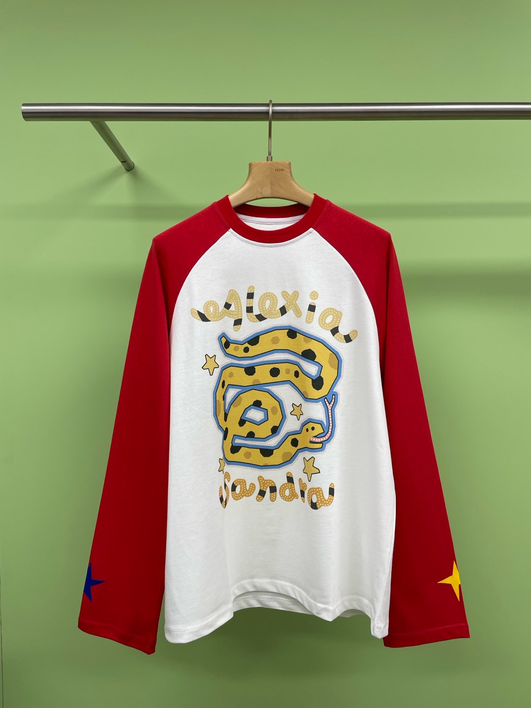 NO:297205,Alexia Sandra Lucky Star Greedy Snake Fun Printed Variety Variety T-shirt, Don't fit the next Year of the Snake. The loose-fitting American retro raetanol sleeves make the upper body more cover the flesh and make it look slim. The fabric is soft, comfortable and thick, and the contrasting color design is more eye-catching and fashionable. It uses pure cotton fabric, the upper body is skin-friendly and breathable, and the loose style is very inclusive. It doesn't pick on the body and covers the flesh. It's very good to wear it alone or in front of the inner layer. It has a very high appearance, a fashionable and lazy style, and can wear it even if it is fat and thin. It looks tender and doesn't pick people at all. It's casual and not monotonous but also looks slim. SML, tees, t-shirt, alexander wang19860909Alexia Sandra幸运星星贪吃蛇趣味印花插肩长袖T恤,不要太符合接下来的蛇年了吧,宽松版型的美式复古插肩袖,上身更加遮肉显瘦,面料柔软舒适厚实的手感也更加保暖,撞色设计更加亮眼时髦,选用纯棉面料,上身亲肤透气,宽松版型,包容性很好,不挑身材十分遮肉,单穿或者当着内搭打底,颜值超高,时尚慵懒风,胖瘦都能穿,很显嫩,完全不会挑人,随性不单调还很显瘦. 码数SML,,tees，t-shirt,alexander wang,Women's clothing