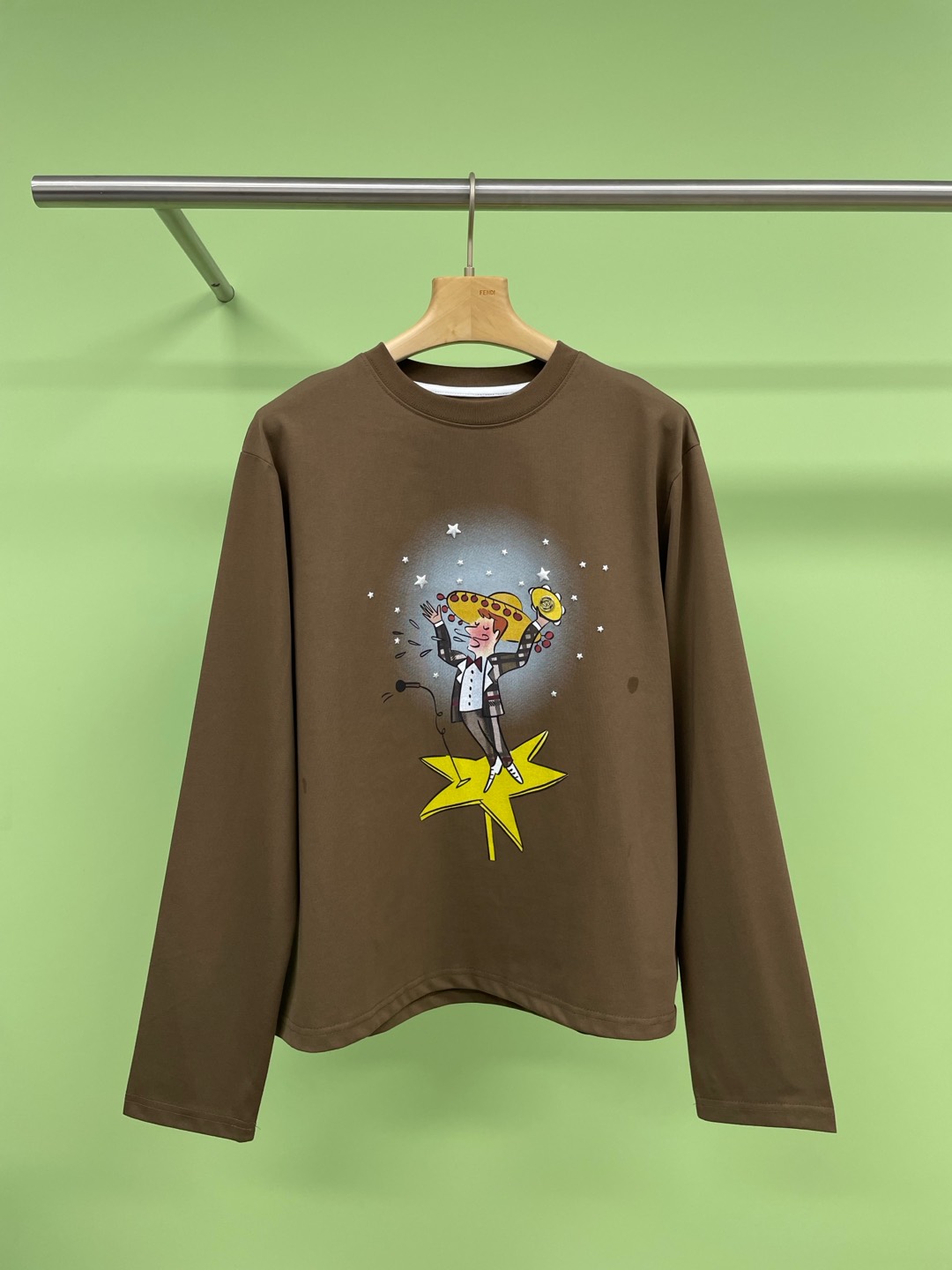 NO:297201,UHOOWU's new product designer brand Star Musician's long-sleeved T-shirt, this printed T-shirt is a must-have for lazy girls. Comfort and freedom are synonymous with it. It is OK whether it is to go to work and class or go shopping with sisters. It is loose and loose. It can be well modified by the upper body. It is very inclusive and can be worn by fat and thin. It will not feel restrained when worn. Luoluo still likes this looseness. The small round neckline design is practical and beautiful. It has a casual and charming lazy temperament. The lower shoulder design makes it look slimmer and can visually modify the shoulder lines, which does not show the shoulder width at all, even if it is sloppy.  The young lady can also hold up the style of the clothes. The chest is an interesting cartoon print of the 