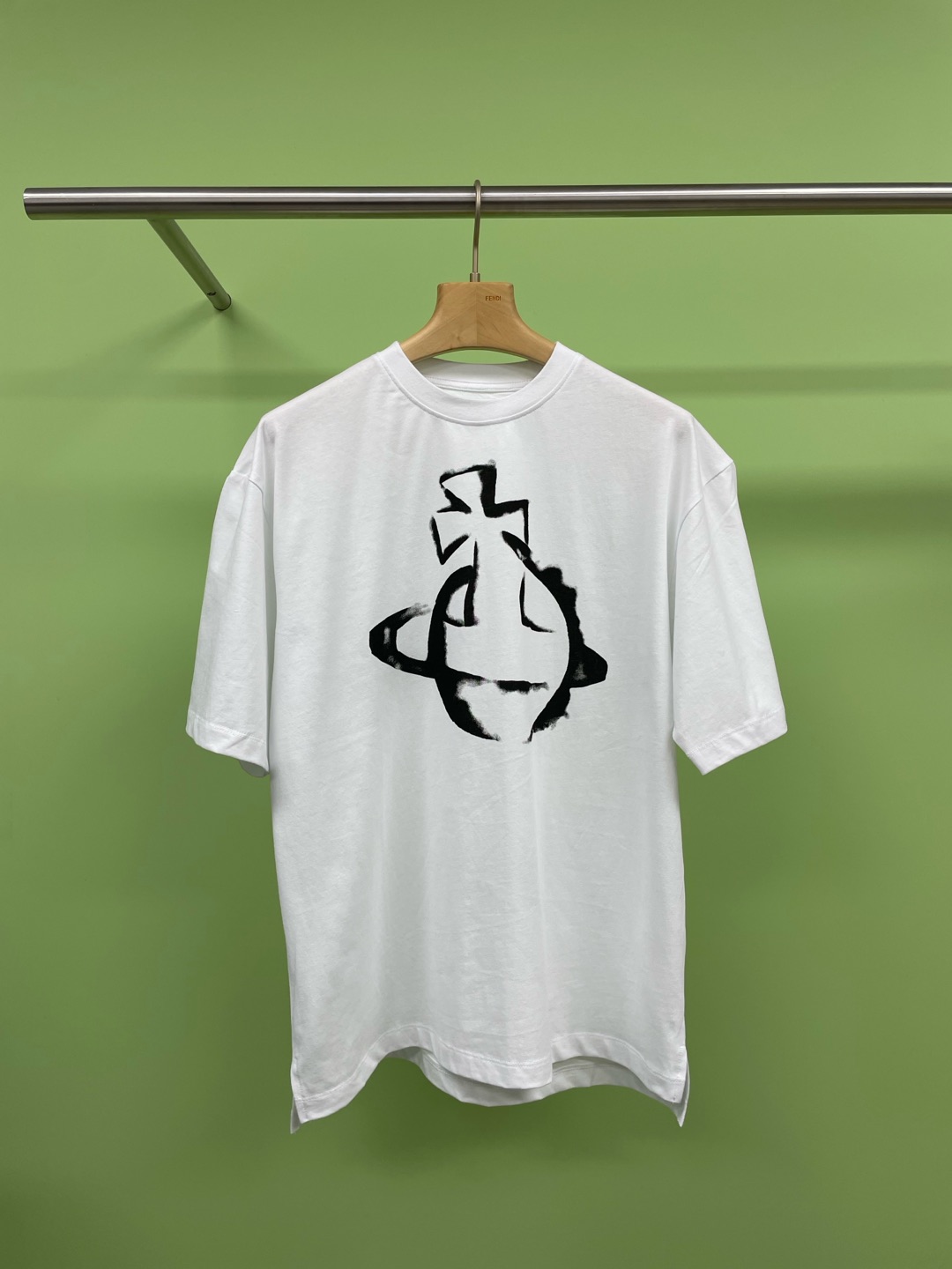 NO:297208,The Queen Mother's Spring Print T-shirt, a classic darling in the trend industry, the treasures must press your head today. The Queen Mother's Print T, its printing design is unique, retro and fashionable patterns, as if each piece carries a unique story, instantly allowing you to stand out among the crowd. The fabric is comfortable and skin-friendly, and it is like being gently wrapped in clouds. Whether it is paired with jeans to create a casual street style or stuffed into a short skirt to create a sweet and cool college style, it can be perfectly adapted and easily grasped various occasions. Moreover, the Queen Mother's brand blessing allows you to have not only a piece of clothing, but also a fashionable attitude. When you wear it, your confidence and personality are overwhelming. I really love it. Come and grab it. SML, skirts, jeans, tees, t-shirt, alexander wang19860909西太后春款印花T恤,潮流界的经典宠儿,宝子们今天必须给你们按头安利西太后印花 T,它的印花设计堪称一绝,复古又时髦的图案,仿佛每一件都承载着一段独特的故事,瞬间让你在人群中脱颖而出,面料舒适亲肤,贴身穿就像被云朵温柔包裹,无论是搭配牛仔裤打造随性街头风,还是塞进短裙营造甜酷学院范,它都能完美适配,轻松拿捏各种场合,而且西太后的品牌加持,让你拥有的不仅仅是一件衣服,更是一种时尚态度,穿上它,自信与个性扑面而来,真的爱惨了,快快来抢吧. 码数SML,,skirts,jeans,tees，t-shirt,alexander wang,Women's clothing