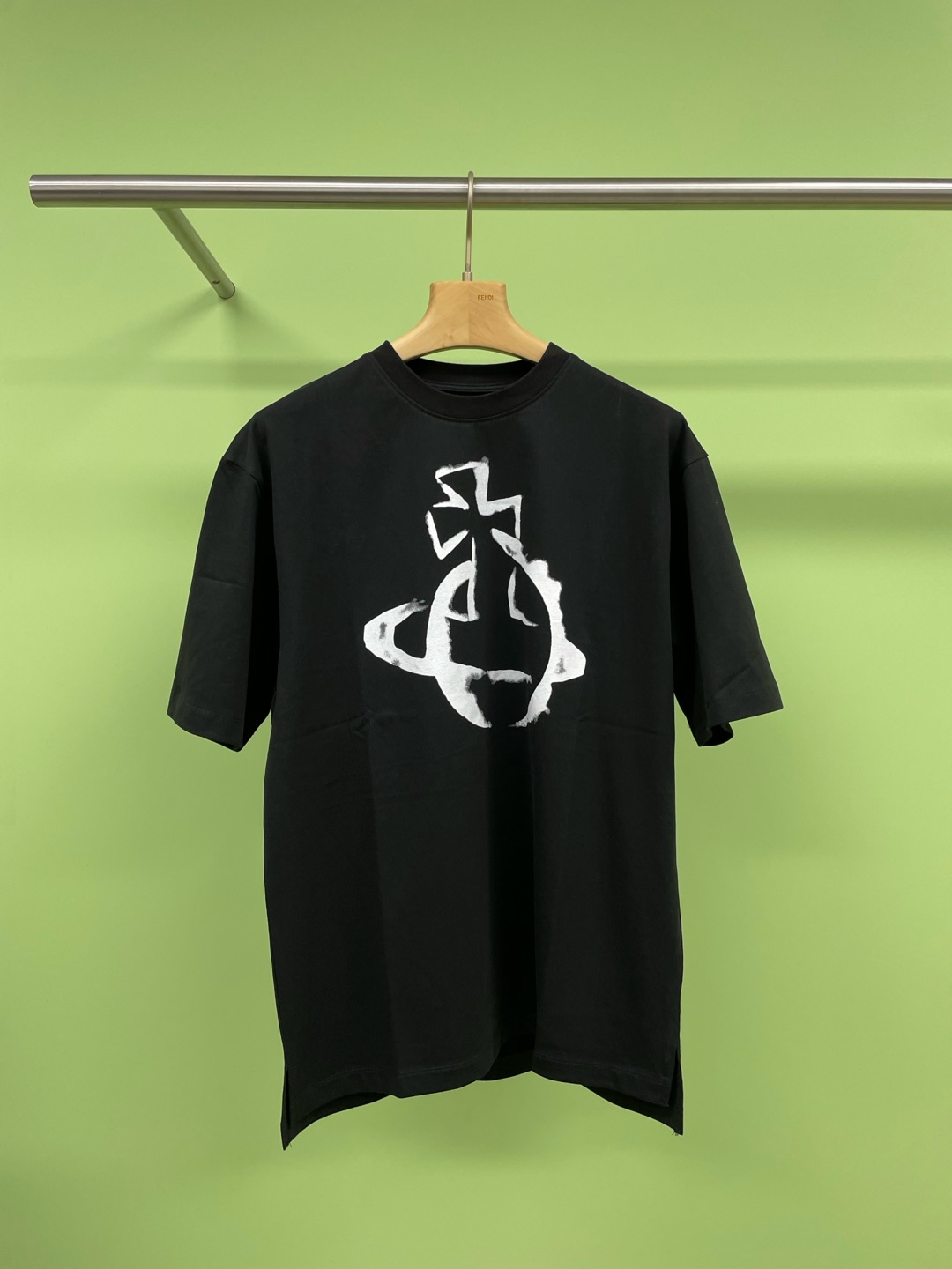 NO:297204,The Queen Mother's Spring Print T-shirt, a classic darling in the trend industry, the treasures must press your head today. The Queen Mother's Print T, its printing design is unique, retro and fashionable patterns, as if each piece carries a unique story, instantly allowing you to stand out among the crowd. The fabric is comfortable and skin-friendly, and it is like being gently wrapped in clouds. Whether it is paired with jeans to create a casual street style or stuffed into a short skirt to create a sweet and cool college style, it can be perfectly adapted and easily grasped various occasions. Moreover, the Queen Mother's brand blessing allows you to have not only a piece of clothing, but also a fashionable attitude. When you wear it, your confidence and personality are overwhelming. I really love it. Come and grab it. SML, skirts, jeans, tees, t-shirt, alexander wang19860909西太后春款印花T恤,潮流界的经典宠儿,宝子们今天必须给你们按头安利西太后印花 T,它的印花设计堪称一绝,复古又时髦的图案,仿佛每一件都承载着一段独特的故事,瞬间让你在人群中脱颖而出,面料舒适亲肤,贴身穿就像被云朵温柔包裹,无论是搭配牛仔裤打造随性街头风,还是塞进短裙营造甜酷学院范,它都能完美适配,轻松拿捏各种场合,而且西太后的品牌加持,让你拥有的不仅仅是一件衣服,更是一种时尚态度,穿上它,自信与个性扑面而来,真的爱惨了,快快来抢吧. 码数SML,,skirts,jeans,tees，t-shirt,alexander wang,Women's clothing