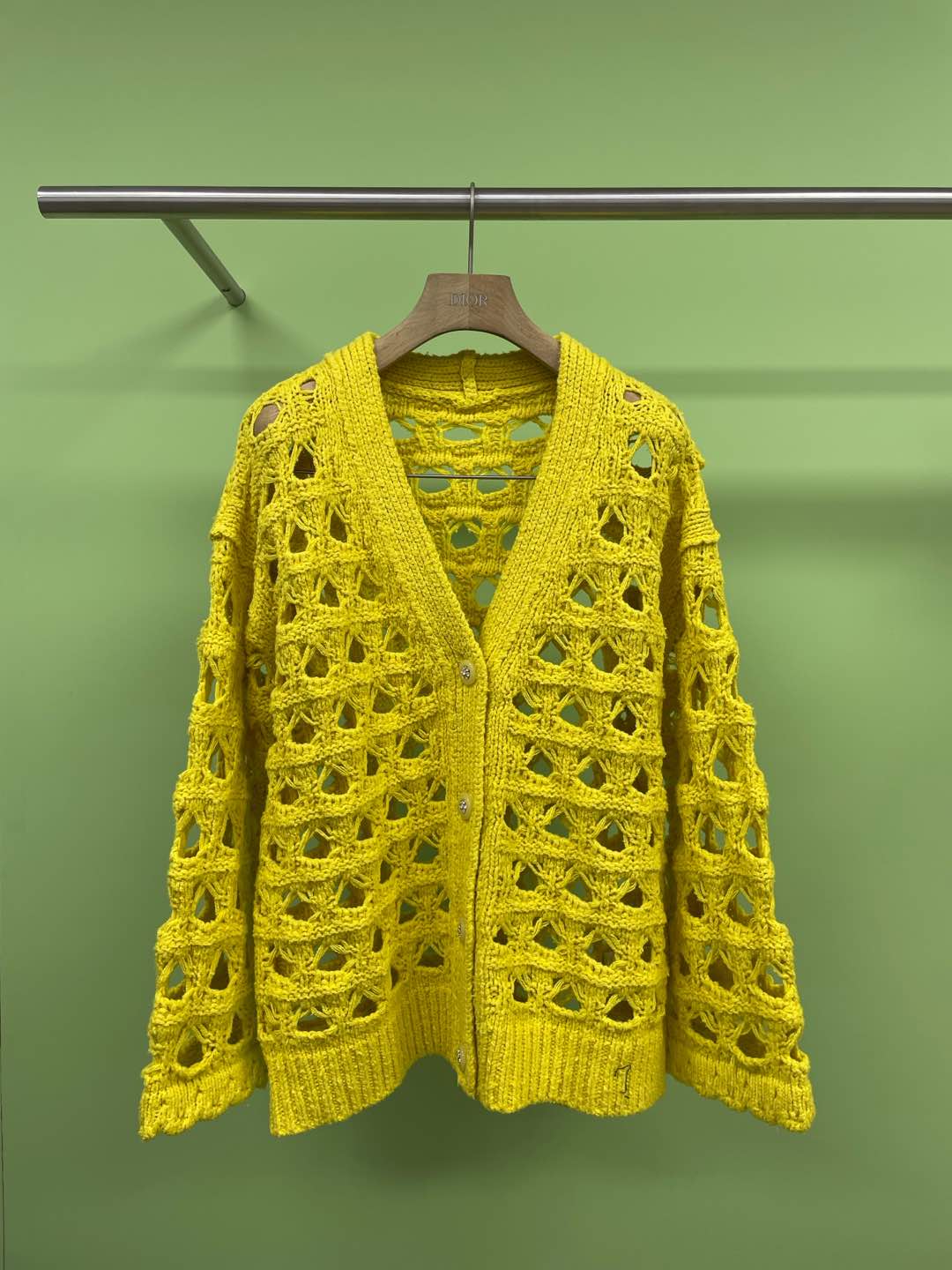 NO:297200,Chanle yellow hollow loose casual Van Pearl cardigan, what a gentle hollow sweater cardigan, I like this soft knitted jacket, milky gentle knitted cardigan, how can people not expect autumn and winter? The hollow design is unique and bright, the big V-neck design is sweet and age-reducing, the whole gentle temperament is about to emerge, wearing white suit pants, Korean and retro, paired with white pants, the same color outfit, casual and fashionable and gentle, if cold, just put on a coat and go out, a whole daughter-in-one style, which sisters can withstand this gentle feeling? SML, chanel, jackets & coats, sweaters, business suit, alexander wang19860909Chanle黄色镂空宽松休闲范珍珠开衫,好温柔的镂空毛衣开衫,好喜欢这种软软的针织外套,奶呼呼的温柔针织开衫,怎么能让人不期待秋冬呢,镂空的设计别具一格,让人眼前一亮,大V领设计,甜美减龄,整个温柔气质呼之欲出,搭白色西装裤,韩系又复古,搭配白色裤子,同色系穿搭,休闲又时尚温柔,冷的话,直接套一件大衣就可以出门了,一整个千金欧尼风,哪个姐妹们可以抵挡这种温柔的感觉呢. 码数SML,,chanel,jackets & coats,sweaters,business suit,alexander wang,Women's clothing