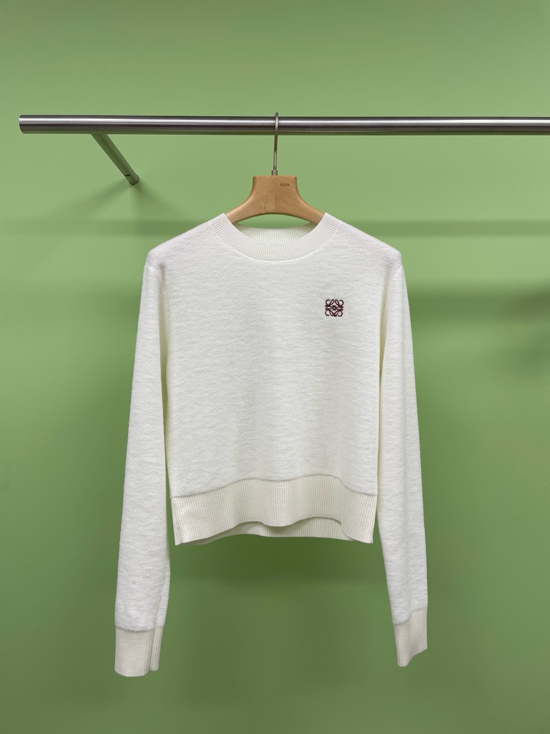 NO:297196,Loewe's new Loewe wool puzzle embroidered round neck short long-sleeved sweater, are you looking at the wool sweater?  This spring is warm, heavy-industrial embroidery worsted wool sweater. This sweater is really beautiful. Its heavy-industrial embroidery is very exquisite, and every needle and thread is full of artistic sense. Moreover, this embroidery is not that fancy, but very delicate and textured. It can make people know it is a high-end product at a glance. The material of worsted wool is also very good, soft and comfortable to touch, and it is even warmer when worn. Its style is also very slim but not tight, and can well show your figure curve. This wool sweater can be matched with many clothes, such as jeans, skirts, shorts, etc., which are very beautiful. Moreover, its color is very versatile, whether it is black, white or brown, it can be easily held. SML, loewe, loewe, skirts, shorts, jeans, sweaters, alexander wang19860909Loewe新款罗意威羊毛字谜刺绣圆领短款长袖针织衫,你是不是你也看羊毛衫呢？这个春天暖洋洋,重工刺绣精纺羊毛衫,这件毛衣真的是美炸了,它的重工刺绣非常精美,每一针每一线都充满了艺术感.而且,这个刺绣不是那种很花哨的,而是很精致、很有质感的,让人一看就知道是高档货,精纺羊毛的材质也非常好,摸起来柔软舒适,穿在身上更是暖和极了,它的版型也很好,修身但不紧身,能够很好地展现出你的身材曲线,这件羊毛衫可以搭配很多衣服,比如牛仔裤、裙子、短裤等等,都非常好看,而且,它的颜色也非常百搭,无论是黑色、白色还是棕色,都能轻松 hold 住. 码数SML,,loewe,loewe,skirts,shorts,jeans,sweaters,alexander wang,Women's clothing