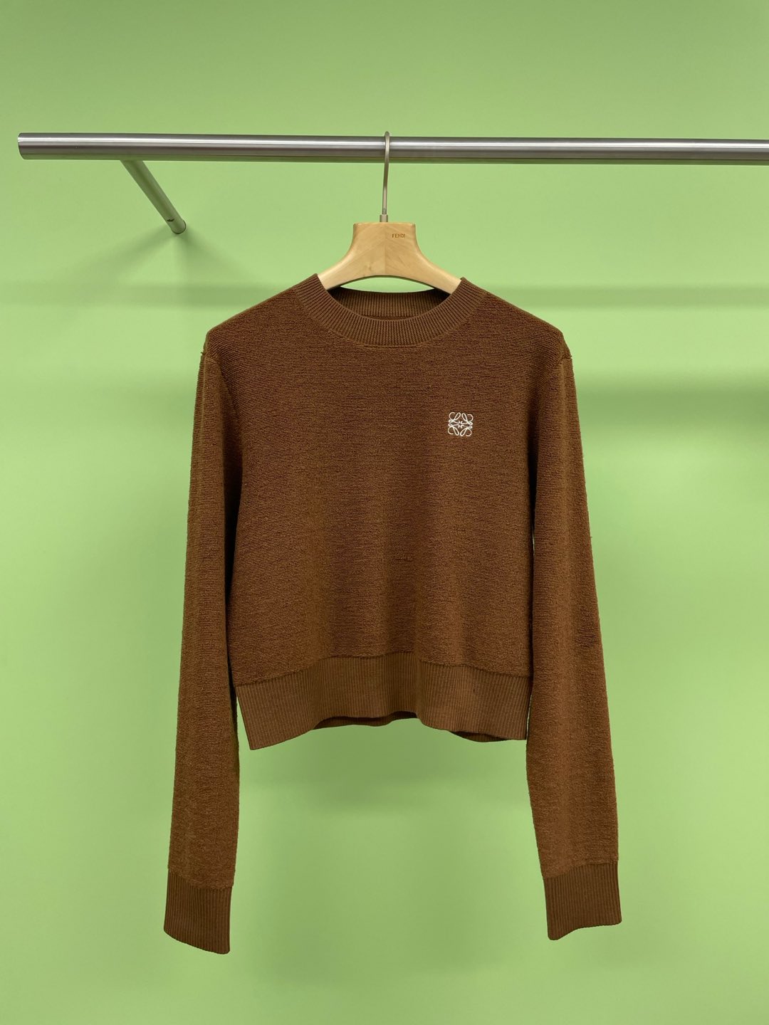 NO:297193,Loewe's new Loewe wool puzzle embroidered round neck short long-sleeved sweater, are you looking at the wool sweater?  This spring is warm, heavy-industrial embroidery worsted wool sweater. This sweater is really beautiful. Its heavy-industrial embroidery is very exquisite, and every needle and thread is full of artistic sense. Moreover, this embroidery is not that fancy, but very delicate and textured. It can make people know it is a high-end product at a glance. The material of worsted wool is also very good, soft and comfortable to touch, and it is even warmer when worn. Its style is also very slim but not tight, and can well show your figure curve. This wool sweater can be matched with many clothes, such as jeans, skirts, shorts, etc., which are very beautiful. Moreover, its color is very versatile, whether it is black, white or brown, it can be easily held. SML, loewe, loewe, skirts, shorts, jeans, sweaters, alexander wang19860909Loewe新款罗意威羊毛字谜刺绣圆领短款长袖针织衫,你是不是你也看羊毛衫呢？这个春天暖洋洋,重工刺绣精纺羊毛衫,这件毛衣真的是美炸了,它的重工刺绣非常精美,每一针每一线都充满了艺术感.而且,这个刺绣不是那种很花哨的,而是很精致、很有质感的,让人一看就知道是高档货,精纺羊毛的材质也非常好,摸起来柔软舒适,穿在身上更是暖和极了,它的版型也很好,修身但不紧身,能够很好地展现出你的身材曲线,这件羊毛衫可以搭配很多衣服,比如牛仔裤、裙子、短裤等等,都非常好看,而且,它的颜色也非常百搭,无论是黑色、白色还是棕色,都能轻松 hold 住. 码数SML,,loewe,loewe,skirts,shorts,jeans,sweaters,alexander wang,Women's clothing