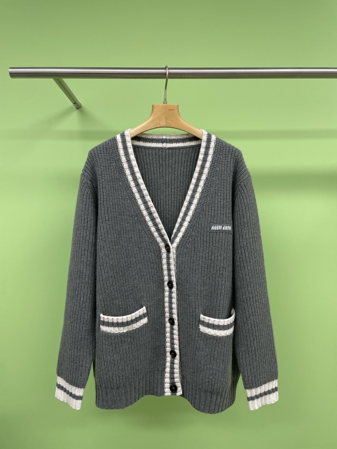 NO:297187,MiuMiu contrasting edge V-neck rib knit cardigan, H-shaped loose small-silhouette shoulder-down version, with high tolerance, laziness and exquisiteness. Inclusive, the upper body looks slim and stylish, and it looks good when worn with fat and thin. It is recommended that stiletto sisters also confidently close their eyes and watch this piece. The upper body will give you a different feeling. The collar is loose and the classic ribbed yarn has no pressure in autumn and winter. Anything you can match is very good. The closed-eye style, the fabric is made of wool, gentle and warm, with a retro handmade feel of thick knit, but the touch is surprisingly soft and soft, skin-friendly, and not tied. The knitted density is moderate, the drapes are weighty, thick but the lines are smooth and vertically stretched, and it will not be too thick and bloated. SML, miumiu, alexander wang19860909MiuMiu撞色边V 领罗纹针织开衫,H 型宽松小廓形落肩版,包容度敲高,慵懒中透着精致感 包容身形,上身显瘦又有型,胖瘦穿都好看,推荐肉肉的姐妹也自信来闭眼冲这件,上身会给你不一样的感觉,领搭配宽松的版型,和经典的罗纹粗针纱线秋冬毫无压力,随便你搭配任何都很出片,闭眼入的款式,面料采用羊毛,轻柔温暖,有粗针织的复古手作感,触感却出奇得松软柔糯,亲肤不扎,针织密度适中,垂坠有分量,厚实但线条流畅有纵向拉伸感,也不会过分厚重臃肿. 码数SML,,miumiu,alexander wang,Women's clothing