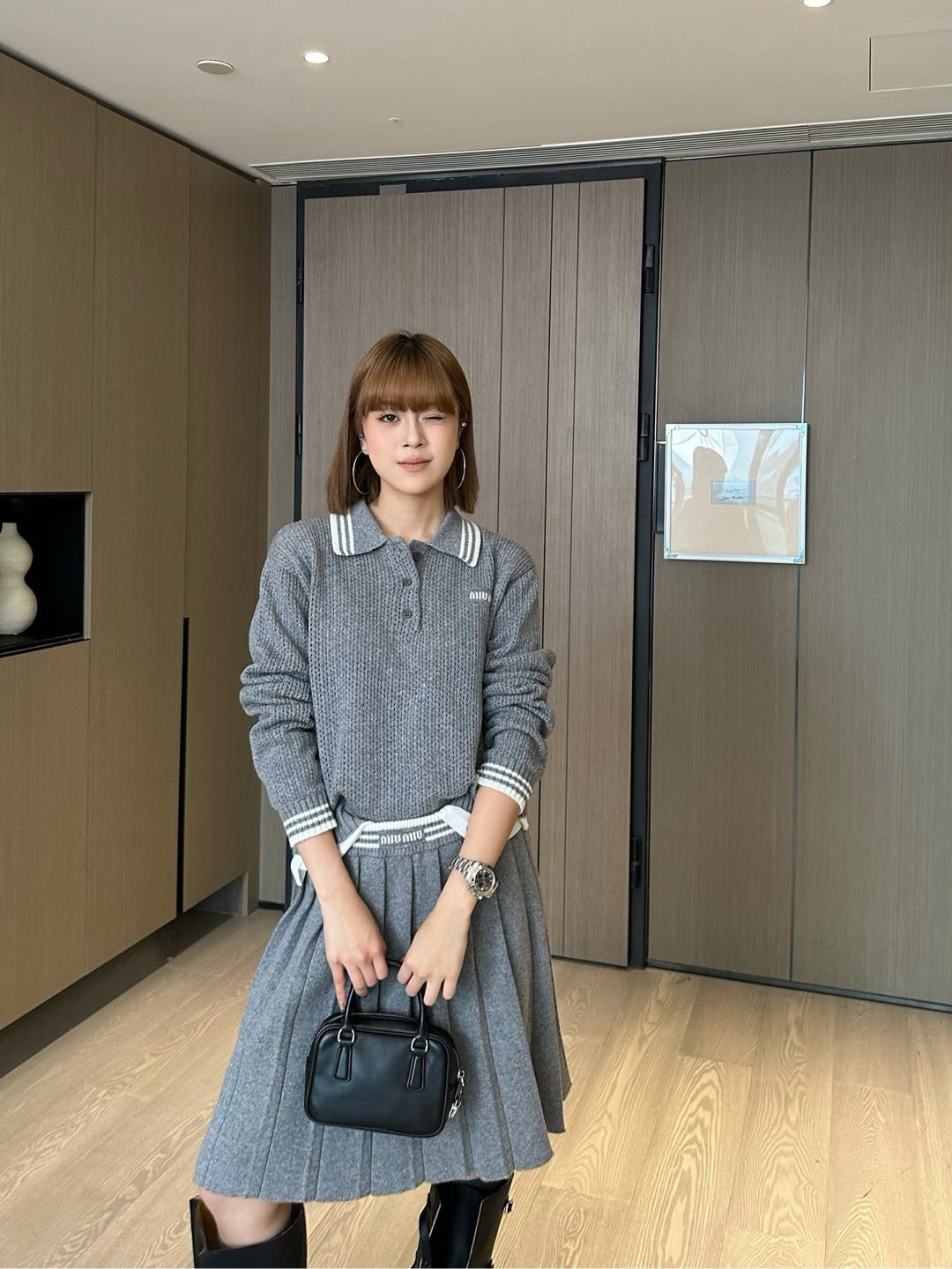 NO:297184,Top skirt MiuMiu knitted polo collar top plus skirt suit, with a college-reducing knitted suit, which saves the trouble of matching. The overall fabric texture is very good, with delicate and soft touch, lapel collar shape   single-breasted placket to modify the neck line feel, elastic waist short skirt, comfortable upper body without waist tolerance, pleated craftsmanship, slimming flesh and slimming and showing sweet and playful feeling, one set is full of Korean spirit and girlishness, this set is suitable for daily going out and can easily deal with various occasions. When working, it shows your professionalism and fashion taste, and when dating, it makes you more gentle and charming. SML, miumiu, skirts, alexander wang19860909上衣半裙MiuMiu针织polo领上衣加半裙套装,自带减龄学院风的针织套装,省去搭配烦恼,整体的面料质感很不错,触感细腻柔软,翻领领型 单排扣门襟 修饰颈脖线条感,松紧腰短裙,上身舒适不勒腰包容性强,百褶工艺,遮肉显瘦还彰显出甜美俏皮感,一套穿上 韩系元气少女感满分,这套套装既适合日常出街,又能轻松应对各种场合,上班时,它展现出你的专业与时尚品味,约会时,它让你更加温柔迷人. 码数SML,,miumiu,skirts,alexander wang,Women's clothing