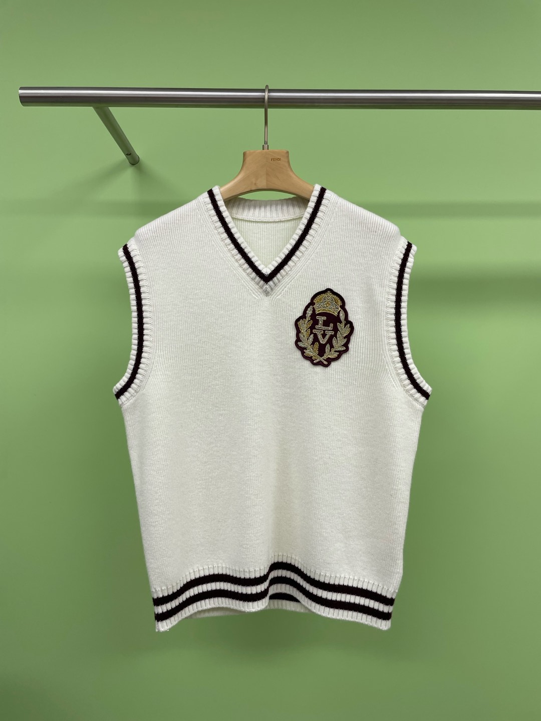 NO:297178,LV badge knitted vest unlocks the fashion of wearing more clothes. How can the knitted vests be worn with white T-shirts and blue denim skirts, fresh and natural, and it is super comfortable to go out on the street every day. With a pair of white shoes, it is full of youthful vitality. A base shirt is paired with a pair of casual pants underneath. The Korean lazy and casual style is full of red shoulder bags, which adds highlights to the overall look. It is also a great match with shirts. Whether it is a basic and versatile blue shirt or white shirt, the colors are harmonious and layered. The lower body is matched with casual pants, which is a commuter style outfit; if it is a pleated skirt, it is a college style outfit. When it is cold, you can also layer coats, windbreakers, blazers and other fashionable items on the outside, which are warm and fashionable. This outfit is both warm and beautiful. Come and try it to make your outfit more outstanding.  SML, louis vuitton,satchels,skirts,jackets & coats,shirts,tees,t-shirt,business suit,alexander wang19860909LV徽章针织马甲解锁一衣多穿的时尚,宝子们针织马甲如何一衣多穿搭配白色T恤和蓝色牛仔短裙,清新又自然,日常出街超舒适,再加上一双小白鞋,满满的青春活力,内搭打底衫,下面再配上一条休闲裤,韩系慵懒休闲风拉满,配上红色的小挎包,为整个造型增添亮点,搭配衬衫也是一绝,不管是基础百搭的蓝色衬衫或是白色衬衫,色彩和谐,层次感十足,下半身搭配西装休闲裤,是通勤风穿搭；换成百褶裙,就是学院风穿搭啦,天冷了,还可以在外面叠穿大衣,风衣,西装外套等时尚单品,保暖又时尚,这样的穿搭既温暖又好看,快来试试吧,让你的穿搭更出彩. 码数SML,,louis vuitton,satchels,skirts,jackets & coats,shirts,tees，t-shirt,business suit,alexander wang,Women's clothing