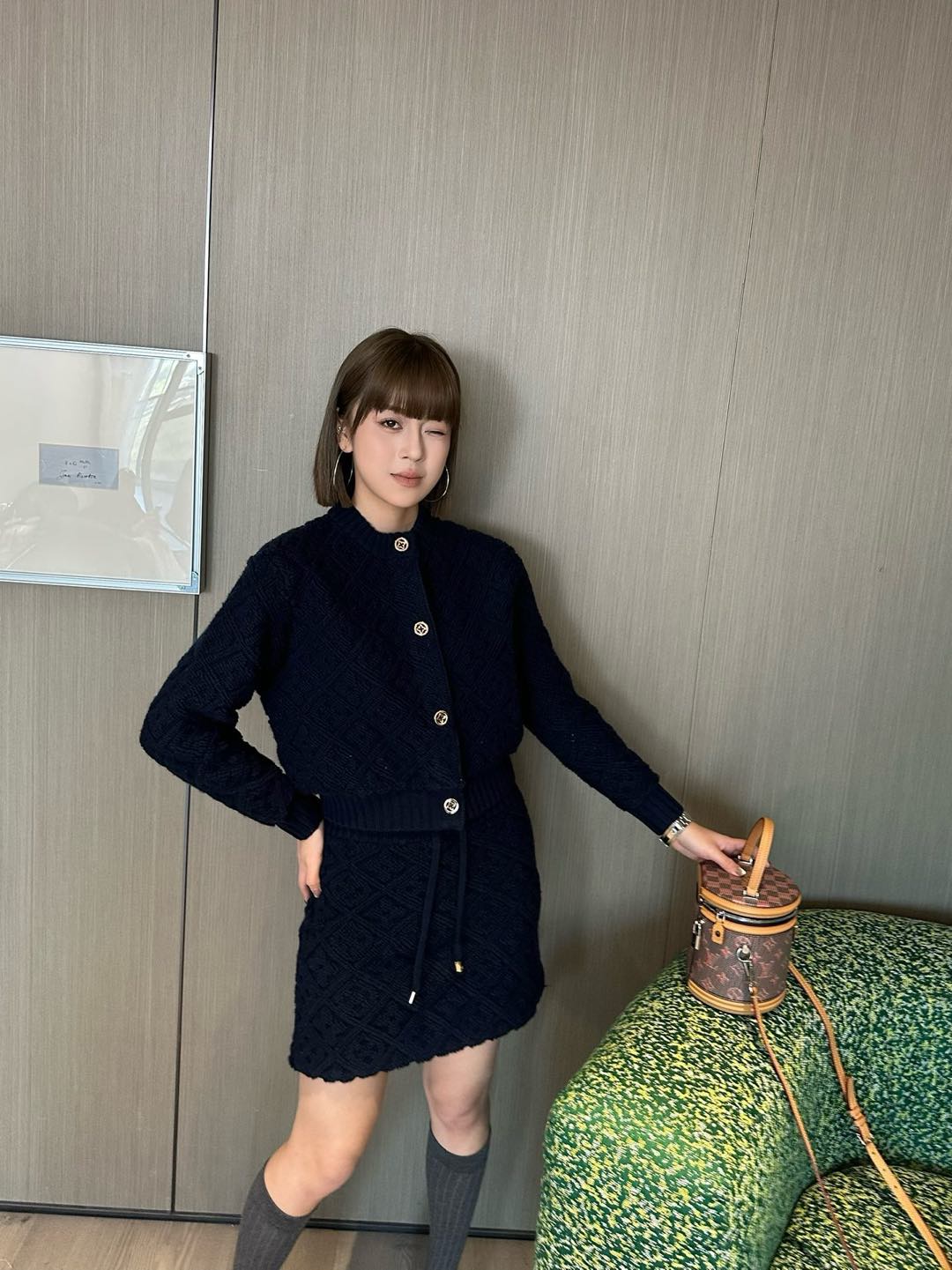 NO:297173,Top skirt LV autumn and winter new style New Year red diamond jacquard sweater cardigan skirt suit, this suit not only has a sweet temperament, but also a perfect interpretation of the BM style. It is full of high-end sense and relaxed to make you look white. The three-dimensional jacquard logo design makes you fall in love with it at first sight, making your autumn and winter outfit no longer monotonous. It is suitable for future stars, female college students and housewives, and becomes the fashion darling in their wardrobe. The round neck paired with the whole body makes it more exquisite, carefully matched with metal buckles, exquisite details with great design aesthetics, and it also has practicality while ensuring aesthetics. Two colors: One Christmas red festive atmosphere is full, the other royal blue elegant artistic atmosphere, classic white matching fashion, come and welcome this autumn and winter fashion together. SML,, louis vuitton, skirts, alexander wang19860909上衣半裙LV秋冬新款新年红菱格提花针织衫开衫半身裙套装,这款套装不仅有着甜美的气质,更是BM风的完美诠释,高级感十足,轻松显白,立体提花logo的设计让人一见倾心,让你的秋冬穿搭不再单调,适合未来的之星、女大学生和家庭主妇,成为她们衣橱里的时尚宠儿,圆领搭配整个衣身更显精致,精心搭配金属扣,见微知著的精致细节,极具设计美学,在保证美观性的情况下也同时兼具了实用性,两个色系 一个圣诞红节日气氛拉满,一个宝蓝色典雅的艺术气息,经典白搭时尚,快来一起迎接这个秋冬的时尚潮流吧. 码数SML,,louis vuitton,skirts,alexander wang,Women's clothing