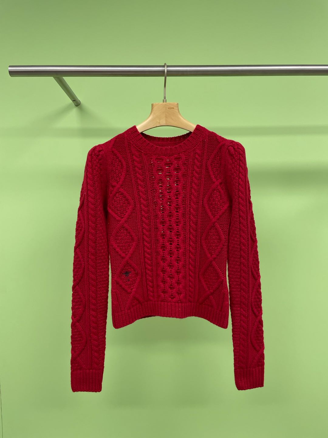 NO:297163,Dior Autumn and Winter Christmas and New Year diamond plaid sweater, retro diamond texture will not feel too monotonous, the upper body will not be too loose, the versatile round neck and puff sleeves will make you look slim, no matter what route you take, this one will not be able to take it, it will be thick and warm, no matter how you match it, it will not make mistakes, a sweater with warmth and appearance, it is hard not to love it, festive New Year red, white and passionate, retro twist texture, playful and lively style, can be worn alone, it is difficult for people not to love it. SML, dior, sweaters, alexander wang19860909Dior秋冬圣诞新年菱形格纹毛衣,复古菱形纹理不会感觉太单调,上身轻盈又不会太松松垮垮,百搭的圆领加泡泡袖很显瘦,不管你走啥路线,这件都会忍不住拿下,厚实保暖,怎么搭配都不会出错的款式,保暖性与颜值同为一体的毛衣,很难不爱呀,喜庆的新年红,显白又热情洋溢,复古麻花纹理,俏皮活泼的版型,单穿叠穿都可以,很难让人不爱呀. 码数SML,,dior,sweaters,alexander wang,Women's clothing