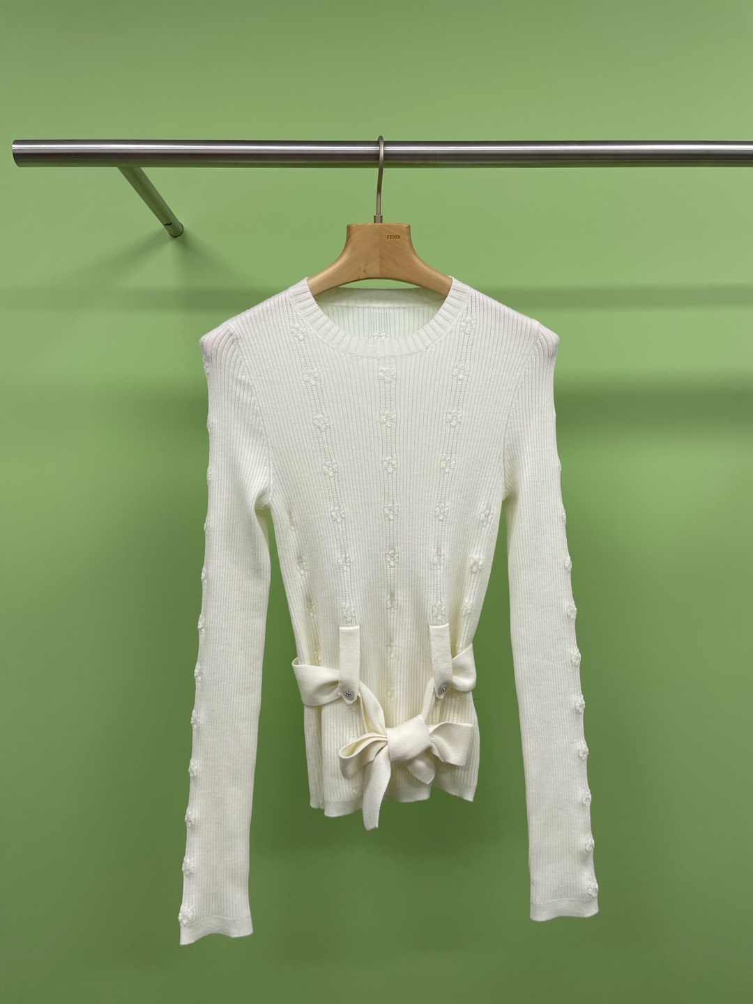 NO:297180,Chanel2025 Jennie's same early spring new cashmere knitted flower waist-hugging lace-up base shirt, milky white is so gentle, it makes people fall in love with it at a glance. It also has a belt, which can unlock two different styles of dressing, and the details are even more amazing. The embroidered flowers are exquisite and cute, so beautiful that they make people unable to take their eyes off. The neckline is made of a small round neck and is very elegant and well-behaved. The shoulders and sleeves are quite appropriate to fit the body and look slim. The large body has a slight spare spare body and can make it look lazy. The belt is semi-decorative and needs to be adjusted by knots. The elasticity and hem are natural, and the dispersion can highlight the waistline to make it look slimming and not picky. Sisters who like it quickly. SML, chanel, alexander wang19860909Chanel2025Jennie同款早春新款羊绒针织花朵收腰系带打底衫,奶白色简直太温柔啦,让人一眼就爱上,它还配有腰带,能解锁两种不同的穿搭风格,细节之处更是惊艳,刺绣小花精致又可爱,穿上它美到让人移不开眼.领口做了小圆领很优雅又很乖,肩膀和袖子都蛮服帖的穿起来贴合身型很显瘦,大身微带有余量能穿出藏肉显瘦微微堆量的慵懒感觉, 腰带属于半装饰性质的需要自己打结来调整,松紧度下摆自然,散开更能凸显出腰线来显瘦不挑人,喜欢的姐妹赶紧冲呀. 码数SML,,chanel,alexander wang,Women's clothing