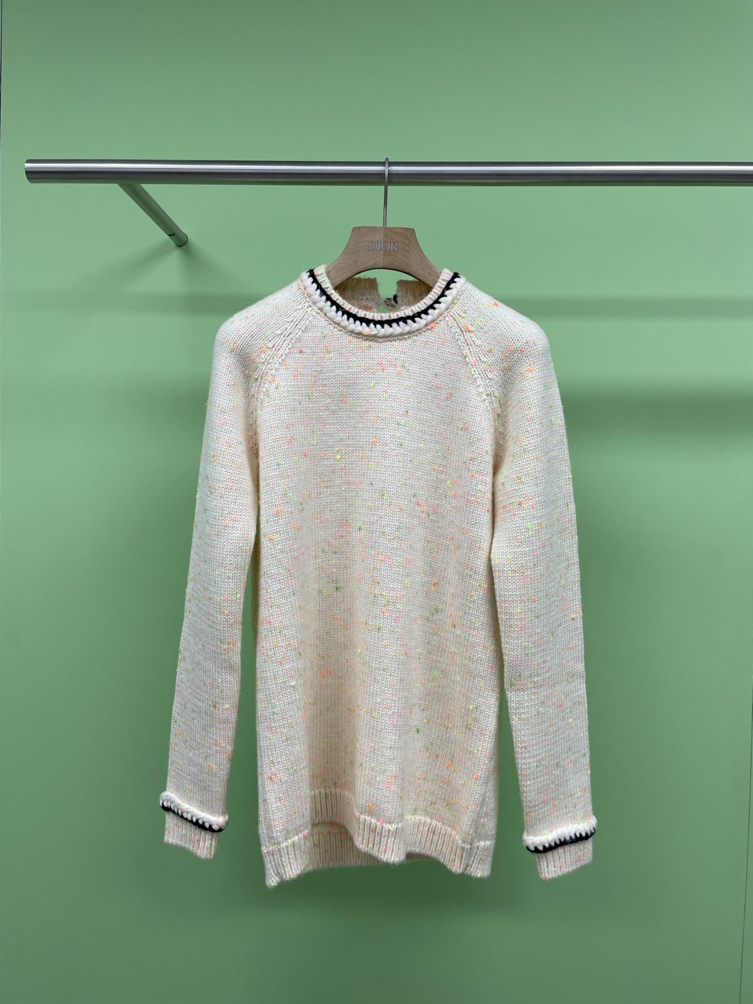 NO:297171,Chanel mid-length candy color polka dot wool knitted pullover, lazy snowflake dot wool knitted sweater, modern style is easy to pinch and easy to go out on the street. The wool is soft and delicate, as comfortable and warm as cotton candy, soft and skin-friendly and elastic upper body, full of lazy style, three-dimensional rib knitted neckline just wraps the neck, and any body that looks slim and drop-off sleeves can be used to control any body. Whether worn alone or with plain inner wear, it is stylish. Do you think such a sweater is a must-have for winter? SML, chanel, sweaters, alexander wang19860909Chanel中长款糖果色波点羊毛针织套头衫,慵懒雪花点羊毛针织毛衣,摩登造型信手捏来轻松时髦出街,羊毛柔软细腻,如同棉花糖一般舒适温暖,手感软糯亲肤有弹性上身,慵懒范十足,立体罗纹针织领口恰到好处地包裹脖颈,显瘦的落肩袖任何身材皆可以驾驭,无论单穿还是搭配素色内搭都气质有型,你们说这样的毛衣是不是冬天的必备款. 码数SML,,chanel,sweaters,alexander wang,Women's clothing