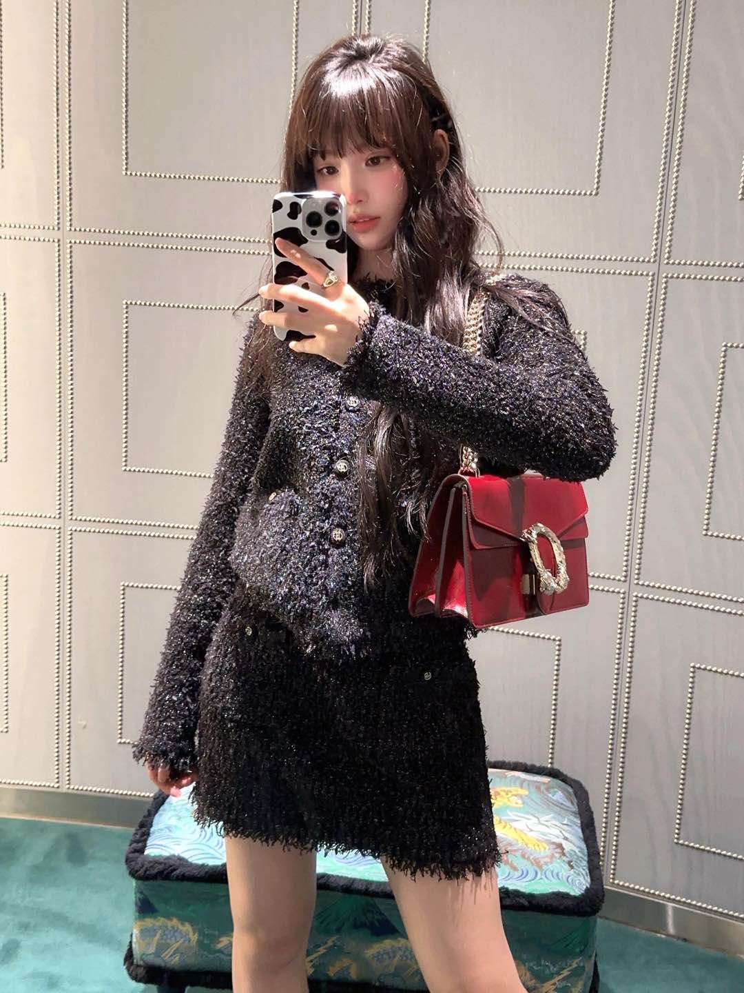 NO:297166,GucciFW's new black thick gold and silver thread round neck single-breasted jacket jacket tassel piping short skirt suit, high-end and full of detail, hazy and vacation style woven soft tweed, woven with the most popular high-end environmentally friendly fancy yarns in the world, with various yarns of different thicknesses and woven regularly by interlacing horizontally and vertically. The fabric is very concave and convex and concave texture, with extra layered sense, visually vivid and layered, giving the ready-to-wear a natural and flexible sense of high-end, with hollow and transparent feeling and soft dripping vacation style woven soft tweed, delicate texture is visible to the naked eye, just like floating light skimming through the ready-to-wear, every frame is eye-catching and romantic, slender and lively butterfly yarn is orderly used to fall in the jacquard process, adding three-dimensional layers to the fabric, three-dimensional and stylish, the most fashionable and eye-catching  , all are extravagant and beautiful. At first glance, they look like countless butterflies' wings, and they embellish the whole body with a lively and elegant look. They flash by, and they will show different luster at different angles. They are full of noble character, elegant and memorable, and they have a unique and casual tone. SML, gucci, skirts, jackets & coats, jackets & coats, alexander wang19860909外套半裙GucciFW新款黑色粗金银丝线圆领单排扣夹克外套流苏滚边短裙套装,高级满满细节感十足,朦胧感度假风编织软呢,采用当下国际最为流行的高端环保花式纱线织造,粗细不同的多种纱线,通过横竖交错的方式规律编织 ,面料极富凹凸立体肌理感,层次感格外的丰富,视觉上生动有层次变化,为成衣赋予了自然灵动的高级感,具备镂空通透感又不乏软垂度假风编织软呢,细腻肌理感肉眼可见,宛若浮光略过成衣,每一帧都抢眼浪漫,纤长灵动蝴蝶纱有序运用提花的工艺坠入,给面料增添立体层次,立体有型,最是时髦吸睛 ,皆奢美非凡,乍看像无数蝴蝶翅膀般灵动飘逸点缀整个衣身,一闪一闪,在不同的角度会呈现出不同的光泽感,满满的千金贵气,优雅入骨,令人过目不忘,自有一份与众不同的随性调调. 码数SML,,gucci,skirts,jackets & coats,jackets & coats,alexander wang,Women's clothing