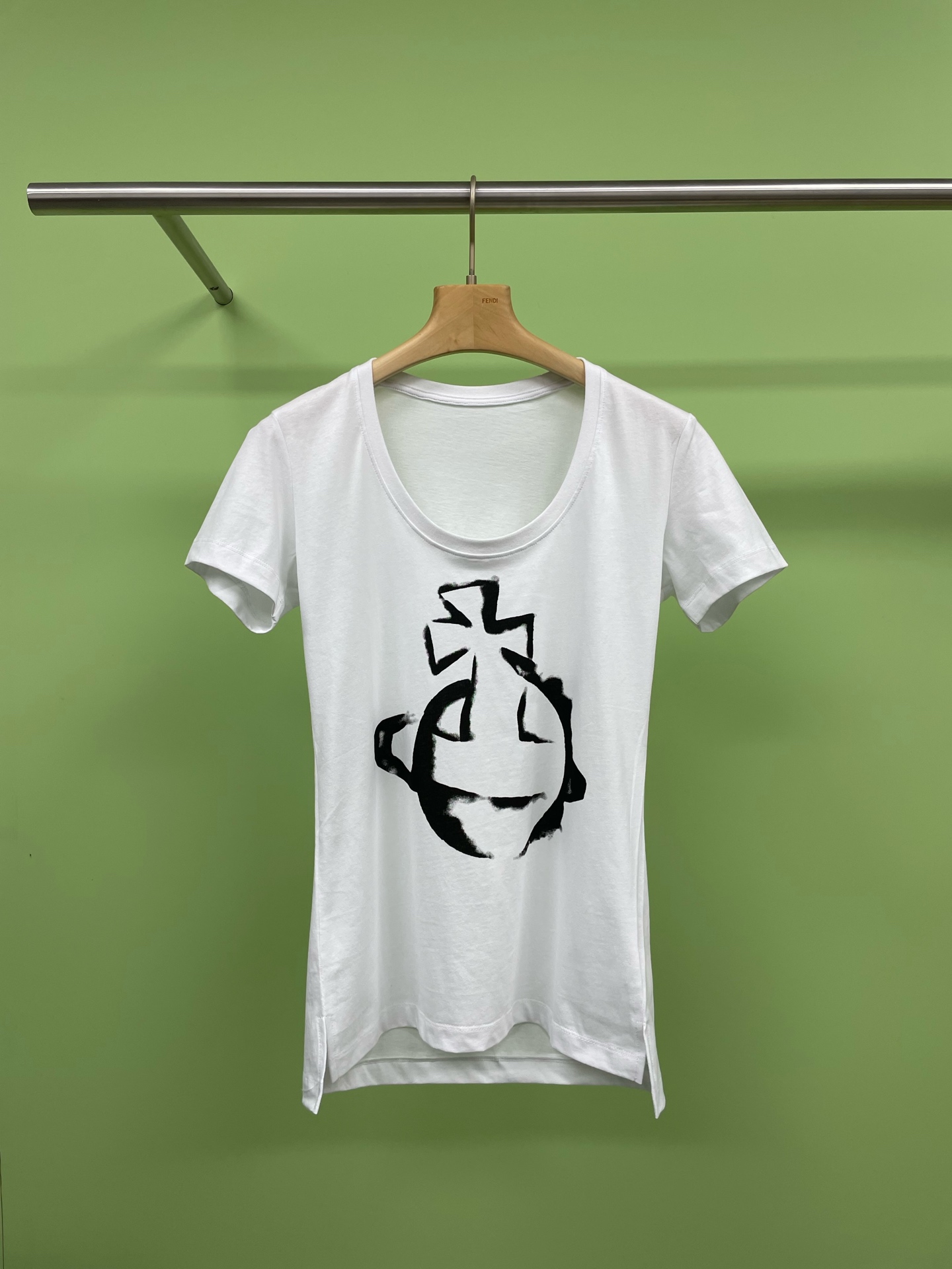 NO:298215,Vivienne's Queen Mother PP has the same inkjet Saturn low-neck waist short-sleeved T-shirt, a must-have U-neck short-sleeved T-shirt this summer. It is recommended to have a super versatile basic style, a short-sleeved straight-sleeved T-shirt with American hot-style short-sleeved waist, with a huge upper body that looks slim and taller. The slim fit style highlights the body curve. Whoever wears looks good, and the basic style with a very design feels rich in layering. These two colors and white are also the most durable and very versatile. The fabric is particularly good, soft, tight, high-elastic, skin-friendly. If you look closely, there are subtle textures. The overall texture is dense and not easy to deform, very textured, and the slim fit style is more generous. The waist and below are relatively slim. The effect of stacking into condensation makes it look slim, and there is also a casual feeling. Paired with work pants to create an American hot-sleeved style. Whoever wears looks good, sisters hurry up.  SML, T-shirt,tees,t-shirt,alexander wang19860909Vivienne西太后PP同款喷墨土星低领收腰短袖T 恤,今年夏天必备的正肩U领短袖,推荐一款超级百搭的基础款正肩U领短袖T恤,美式辣妹风短款收腰,上身巨显瘦显高,修身的版型凸显身材曲线,谁穿谁好看,很有设计感的基础款,丰富了叠穿层次感,这两个颜色和白色搭配也是最耐看的,非常百搭,面料特别好,柔软、紧密、高弹、亲肤,仔细看还有细微的纹理,整体是密实不易变形的,很有质感,修身版型,胸围是有余的,腰部及以下比较修身,堆叠成缩褶效果就很显瘦,又有一种随性的感觉,搭配工装裤营造美式辣妹风,谁穿谁好看,姐妹们快快冲. 码数SML,,T-shirt,tees，t-shirt,alexander wang,Women's clothing