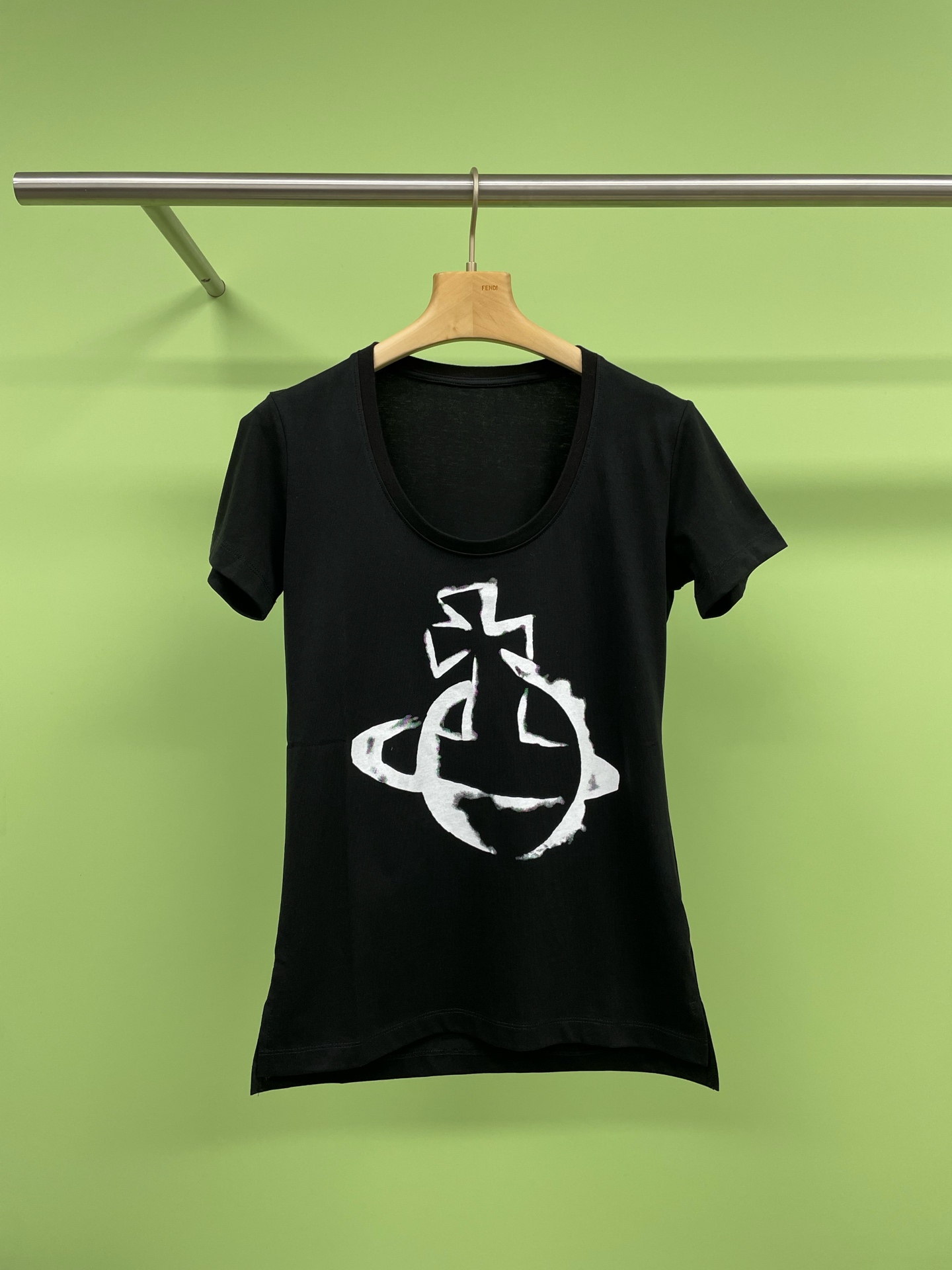 NO:298208,Vivienne's Queen Mother PP has the same inkjet Saturn low-neck waist short-sleeved T-shirt, a must-have U-neck short-sleeved T-shirt this summer. It is recommended to have a super versatile basic style, a short-sleeved straight-sleeved T-shirt with American hot-style short-sleeved waist, with a huge upper body that looks slim and taller. The slim fit style highlights the body curve. Whoever wears looks good, and the basic style with a very design feels rich in layering. These two colors and white are also the most durable and very versatile. The fabric is particularly good, soft, tight, high-elastic, skin-friendly. If you look closely, there are subtle textures. The overall texture is dense and not easy to deform, very textured, and the slim fit style is more generous. The waist and below are relatively slim. The effect of stacking into condensation makes it look slim, and there is also a casual feeling. Paired with work pants to create an American hot-sleeved style. Whoever wears looks good, sisters hurry up.  SML, T-shirt,tees,t-shirt,alexander wang19860909Vivienne西太后PP同款喷墨土星低领收腰短袖T 恤,今年夏天必备的正肩U领短袖,推荐一款超级百搭的基础款正肩U领短袖T恤,美式辣妹风短款收腰,上身巨显瘦显高,修身的版型凸显身材曲线,谁穿谁好看,很有设计感的基础款,丰富了叠穿层次感,这两个颜色和白色搭配也是最耐看的,非常百搭,面料特别好,柔软、紧密、高弹、亲肤,仔细看还有细微的纹理,整体是密实不易变形的,很有质感,修身版型,胸围是有余的,腰部及以下比较修身,堆叠成缩褶效果就很显瘦,又有一种随性的感觉,搭配工装裤营造美式辣妹风,谁穿谁好看,姐妹们快快冲. 码数SML,,T-shirt,tees，t-shirt,alexander wang,Women's clothing