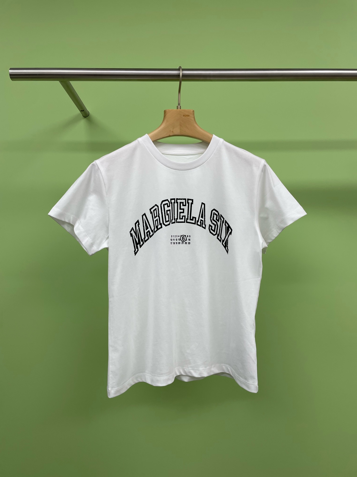 NO:298200,MM6 designer brand 25 early spring simple letter LOGO short sleeves, short Tee that looks very 