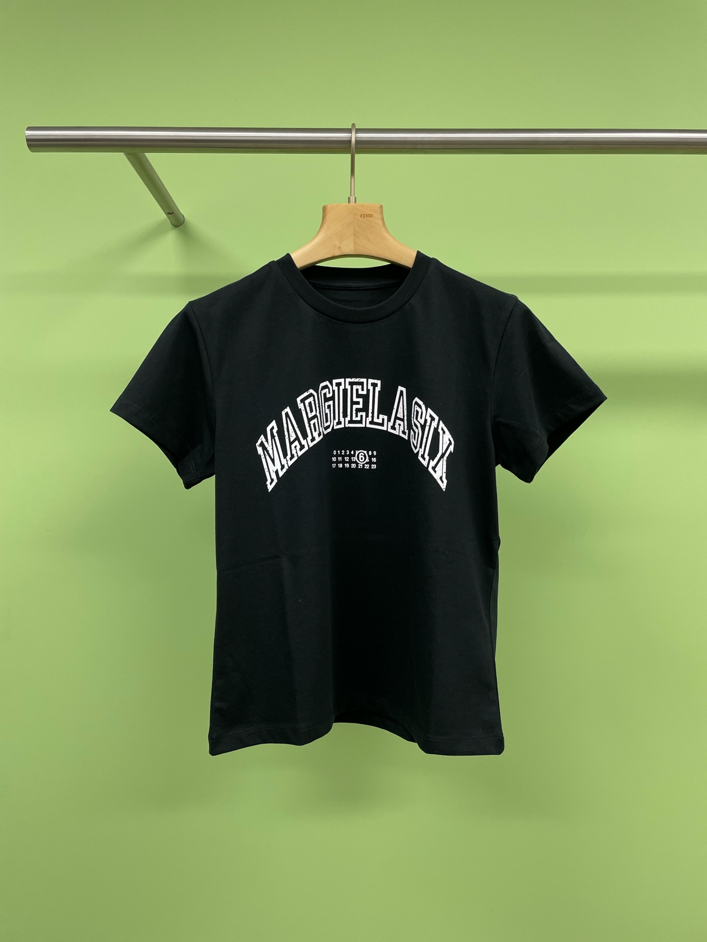 NO:298192,MM6 designer brand 25 early spring simple letter LOGO short sleeves, short Tee that looks very 