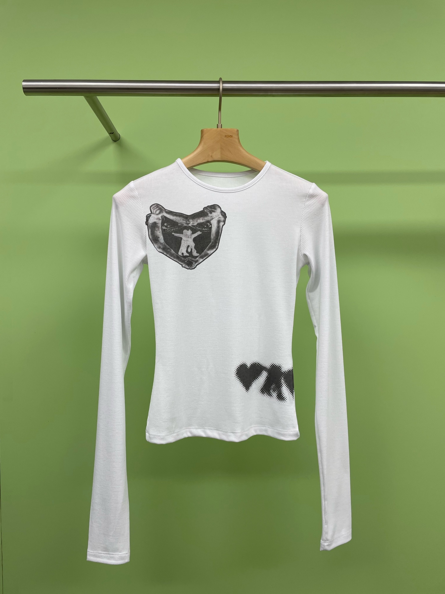 NO:315032,OPEN YY 25 early spring new product designer brand embraces love vertical striped tops, a must-have universal base shirt for the New Year, skin-friendly zero pressure and more comfortable, this year's popular hugs love elements are deeply sought after by fashionistas and are also an indispensable existence in the wardrobe. Considering the comfort of ready-to-wear, there is no extra stitching, close-fitting and skin-friendly and soft and glutinous, giving you full enjoyment and style, slim fit, natural draping on the upper body, strong tolerance for the figure, matched with a three-dimensional pit rib structure, wrapping without restraint, wearing slim fit and slim fit, low-key and elegant, highlighting the taste, SML, alexander wang19860909OPEN YY 25早春新品设计师品牌拥抱爱竖纹上衣,新年必备万能打底衫,亲肤零压越穿越舒适,今年大火的拥抱爱心元素,深受时髦精们的追捧,也是衣柜里不可或缺的存在,考虑到成衣的舒适性,没有多余缝合,贴身穿亲肤软糯不扎肤,给你满分享受与格调,修身版型,上身自然垂坠,对身材包容性强,搭配立体坑条罗纹结构,包裹而不束缚,单穿修身显瘦,低调显气质,凸显品味定, 码数SML,,alexander wang,Women's clothing