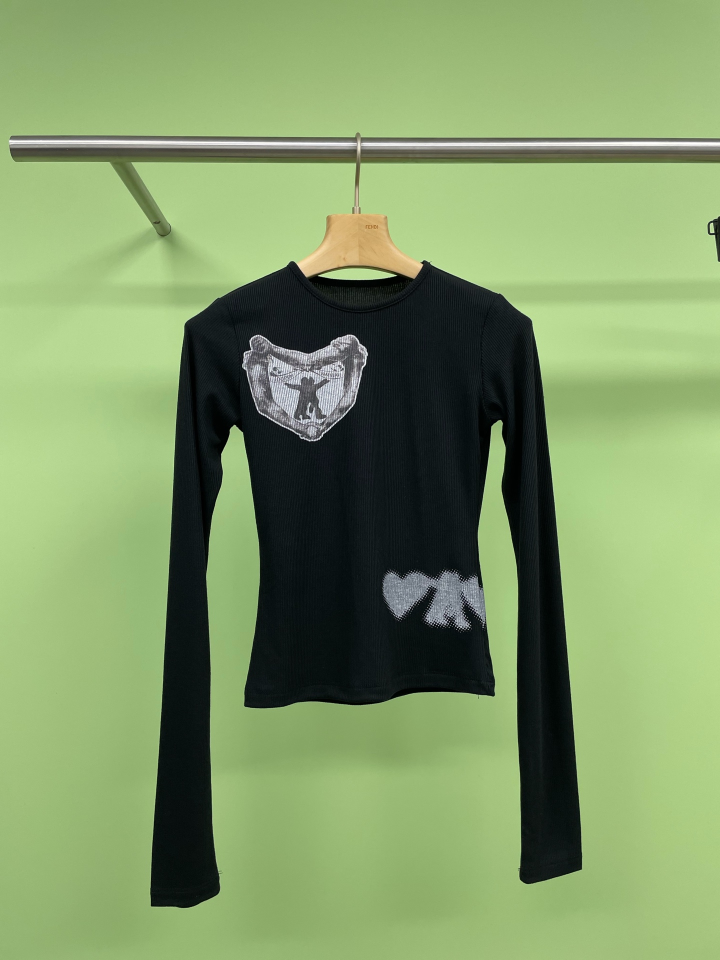 NO:298188,OPEN YY 25 early spring new product designer brand embraces love vertical striped tops, a must-have universal base shirt for the New Year, skin-friendly zero pressure and more comfortable, this year's popular hugs love elements are deeply sought after by fashionistas and are also an indispensable existence in the wardrobe. Considering the comfort of ready-to-wear, there is no extra stitching, close-fitting and skin-friendly and soft and glutinous, giving you full enjoyment and style, slim fit, natural draping on the upper body, strong tolerance for the figure, matched with a three-dimensional pit rib structure, wrapping without restraint, wearing slim fit and slim fit, low-key and elegant, highlighting the taste, SML, alexander wang19860909OPEN YY 25早春新品设计师品牌拥抱爱竖纹上衣,新年必备万能打底衫,亲肤零压越穿越舒适,今年大火的拥抱爱心元素,深受时髦精们的追捧,也是衣柜里不可或缺的存在,考虑到成衣的舒适性,没有多余缝合,贴身穿亲肤软糯不扎肤,给你满分享受与格调,修身版型,上身自然垂坠,对身材包容性强,搭配立体坑条罗纹结构,包裹而不束缚,单穿修身显瘦,低调显气质,凸显品味定, 码数SML,,alexander wang,Women's clothing