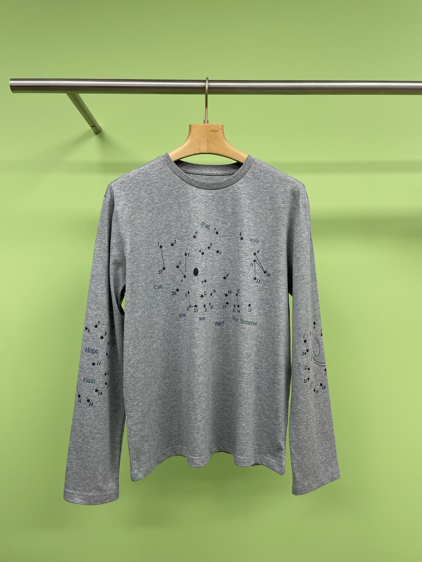 NO:298218,Short Sentence short sentence designer small shoulder-falling long-sleeved T-shirt, let's play with this T-shirt. The loose shoulder-falling straight body style, flat cotton fabric, soft skin, flat and textured. But what's special about this T-shirt is that the print on the body is a digital connection game that everyone played when they were young. It's really cute. The chest is an elephant pattern, the sleeves are four-leaf clover and smiling face pattern. An interactive DIY element can be made on a T-shirt. It's worthy of being a short sentence full of fantasy ideas. The classic small round neck design is simple and easy to wear. Walking on the street is full of eye-catching. It's lazy and casual. The rate of looking back when you go out of the street is 100%. The oversize style is not picky at all. All of the body types can be easily controlled. Fashionable people must enter, so I'll close my eyes.  SML, versace,tees,t-shirt,alexander wang19860909Short Sentence短句设计师小落肩长袖T恤,和这件T恤一起做个游戏吧,宽松落肩直身版型,平纹棉面料,柔软贴肤,平整有质感,但这件T恤值得着重推荐的特别之处在于身上的印花,是大家小时候玩过的数字连线小游戏,真的有被可爱到,胸前是大象图案,袖子是四叶草与笑脸图案,一件T恤上可以做出互动DIY元素,不愧是满满奇思妙想的短句,经典的小圆领设计简洁好穿,走在街上吸睛度满分,慵懒又随意的感觉,穿出街回头率百分百,oversize版型完全不挑身材,各种体型都能轻松驾驭,时髦精们必入好吧,都给我闭眼冲. 码数SML,,versace,tees，t-shirt,alexander wang,Women's clothing