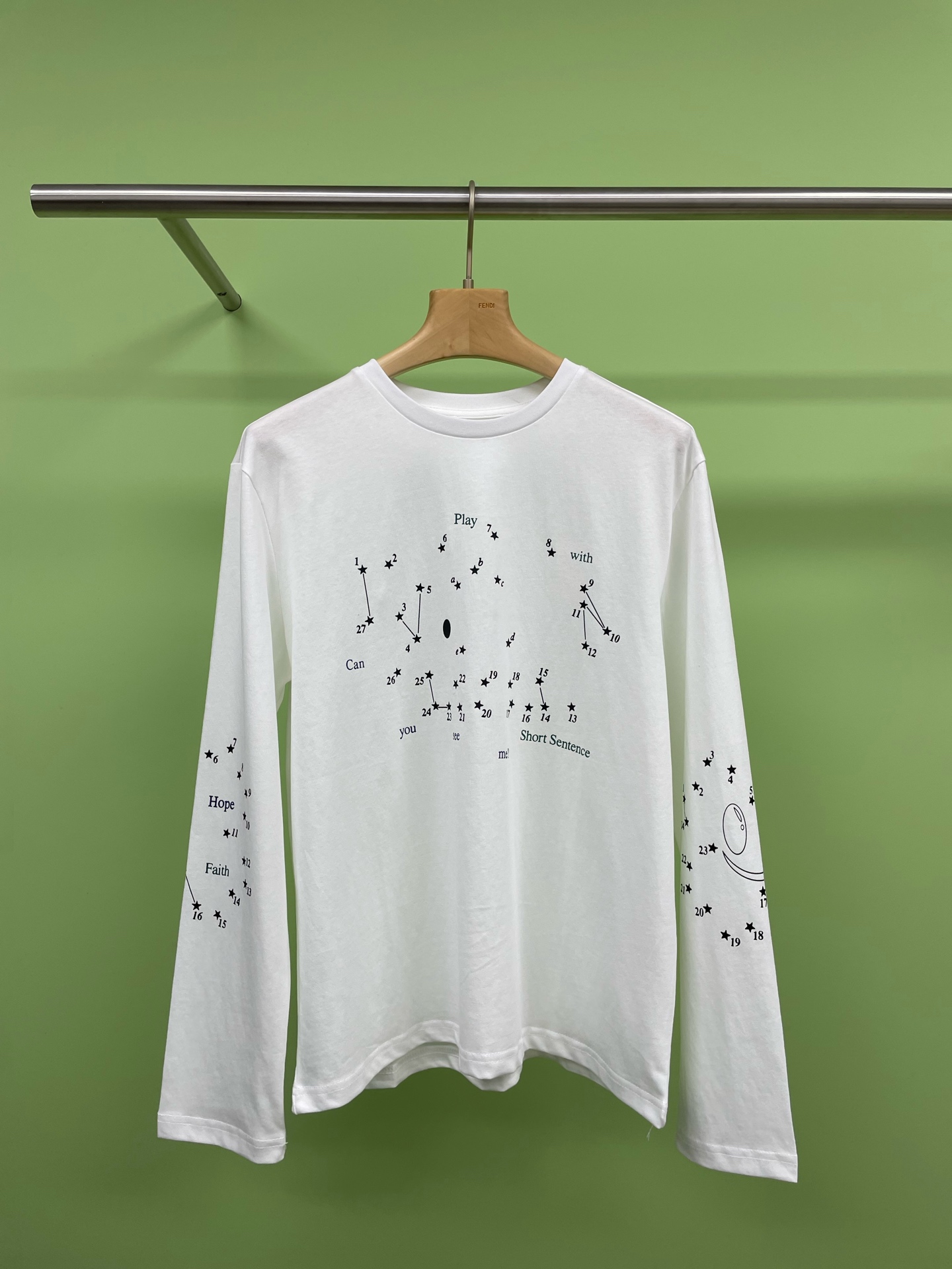 NO:298209,Short Sentence short sentence designer small shoulder-falling long-sleeved T-shirt, let's play with this T-shirt. The loose shoulder-falling straight body style, flat cotton fabric, soft skin, flat and textured. But what's special about this T-shirt is that the print on the body is a digital connection game that everyone played when they were young. It's really cute. The chest is an elephant pattern, the sleeves are four-leaf clover and smiling face pattern. An interactive DIY element can be made on a T-shirt. It's worthy of being a short sentence full of fantasy ideas. The classic small round neck design is simple and easy to wear. Walking on the street is full of eye-catching. It's lazy and casual. The rate of looking back when you go out of the street is 100%. The oversize style is not picky at all. All of the body types can be easily controlled. Fashionable people must enter, so I'll close my eyes.  SML, versace,tees,t-shirt,alexander wang19860909Short Sentence短句设计师小落肩长袖T恤,和这件T恤一起做个游戏吧,宽松落肩直身版型,平纹棉面料,柔软贴肤,平整有质感,但这件T恤值得着重推荐的特别之处在于身上的印花,是大家小时候玩过的数字连线小游戏,真的有被可爱到,胸前是大象图案,袖子是四叶草与笑脸图案,一件T恤上可以做出互动DIY元素,不愧是满满奇思妙想的短句,经典的小圆领设计简洁好穿,走在街上吸睛度满分,慵懒又随意的感觉,穿出街回头率百分百,oversize版型完全不挑身材,各种体型都能轻松驾驭,时髦精们必入好吧,都给我闭眼冲. 码数SML,,versace,tees，t-shirt,alexander wang,Women's clothing