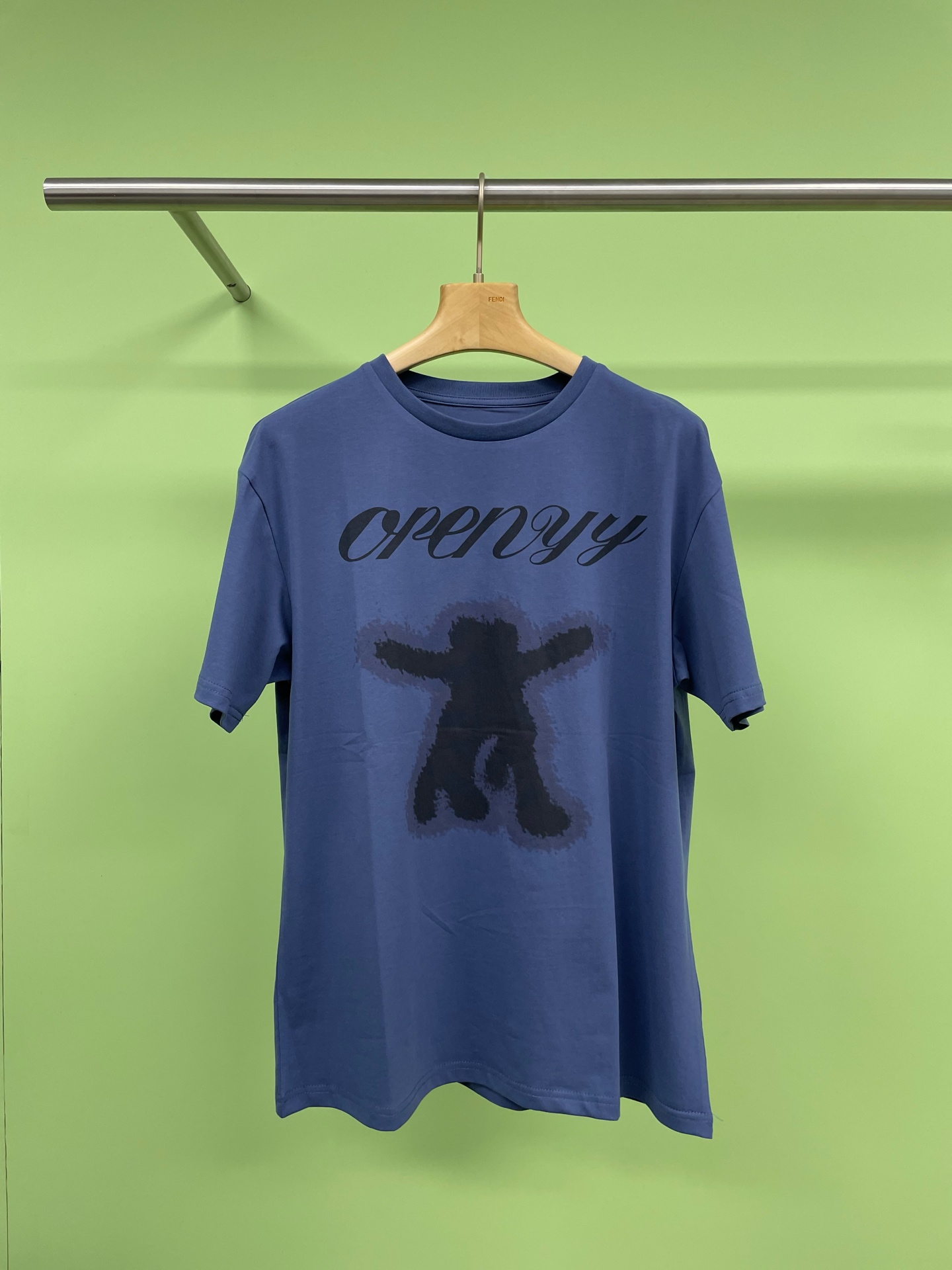 NO:298203,OPEN YY2025 early spring new designer brand double dance print T-shirt, full of love, Hey babies today bring you a super cute T-shirt. Look at this T-shirt, the white background is clean and refreshing, with the words openyy printed on it, and there is also a pair of lively and cute shadow villains dancing. They simply make my heart cute, and every detail reveals the designer's intention, and they seem to tell a silent love, and people can feel full of warmth and happiness when wearing it. The overall shape is harmonious and fashionable. This combination, whether it is going out shopping or dating, can make you the focus. It can not only show your sweet temperament, but also make you stand out from the crowd. SML, tees, t-shirt, alexander wang19860909OPEN YY2025早春新品设计师品牌双人舞印花T恤,爱意满满Hey宝贝们今天给大家带来一款超级可爱的T恤,看这件T恤,白色的底色干净清爽,上面印着openyy的字样,还有一对活泼可爱的影子小人在跳舞呢,它们简直萌化了我的心,每一个细节都透露出设计师的用心,而且,它们似乎在诉说着一种无声的爱意,让人穿上它就能感受到满满的温暖和幸福,整体造型既和谐又时尚,这样的搭配,无论是出门逛街还是约会,都能让你成为焦点哦,它不仅能展现你的甜美气质,还能让你在人群中脱颖而出. 码数SML,,tees，t-shirt,alexander wang,Women's clothing