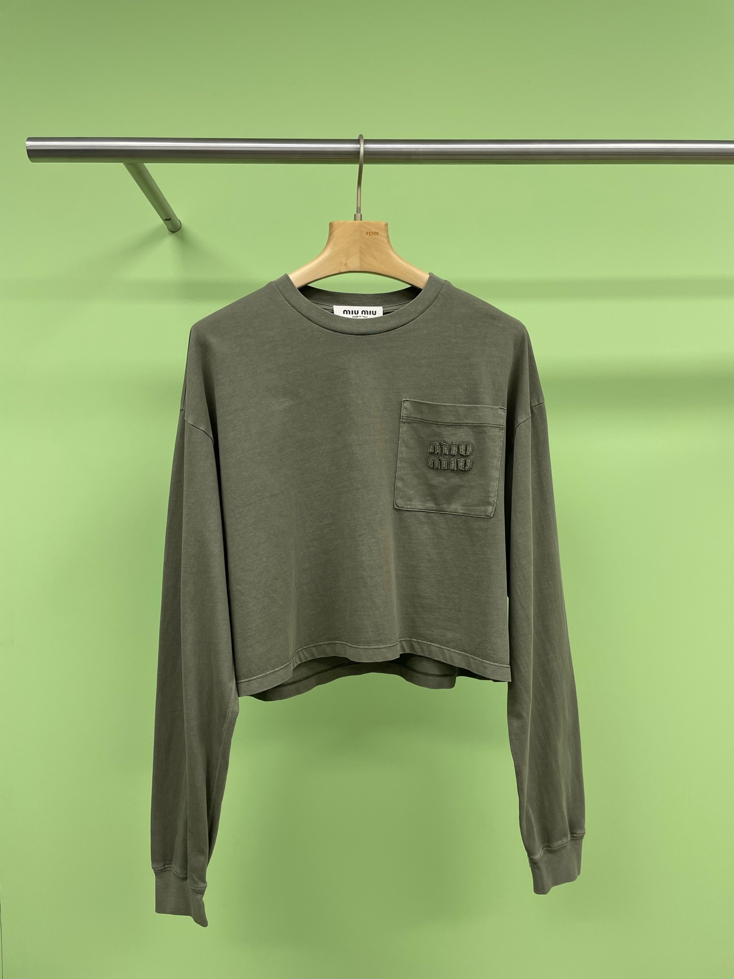 NO:298187,MiuMiu24 new women's logo embroidered short long-sleeved T-shirt top, a must-have for fashionable girls, a classic and simple basic style, tailoring and style are the characteristics, and the imported and fixed 100 plain high-density high-strength cotton fabric is selected. The texture is very delicate, soft and flexible, and the high-end feeling can be seen. It is soft and tight. It is not the thin knitted elastic fabric on the market at all. The chest is embroidered with applique letter embroidery, which adds the three-dimensional visual sense in the flat surface, making the upper body look slimmer and stylish. The high-waist short slim fit style, lengthens the body proportion, makes the height look slim and slim, and the girlish and fashionable hot girl style. SML, miumiu,tees, t-shirt, alexander wang19860909MiuMiu24新款女士徽标刺绣短款长袖T恤上衣,时髦女孩必备 ,很经典简洁的基础款,剪裁和版型是特色,选用进-口定织的100平纹高密高支棉面料,质感非常的细腻柔软柔韧,看得到的高级感,软而紧致,完全不是市面上一两百的薄针织弹力面料,胸前做了贴布字母刺绣点缀,增加了平面中的立体相拼视觉感,使上身更为显瘦有型,高腰短款修身版型,拉长身形比例,显高显瘦,少女感满满的时髦辣妹风. 码数SML,,miumiu,tees，t-shirt,alexander wang,Women's clothing