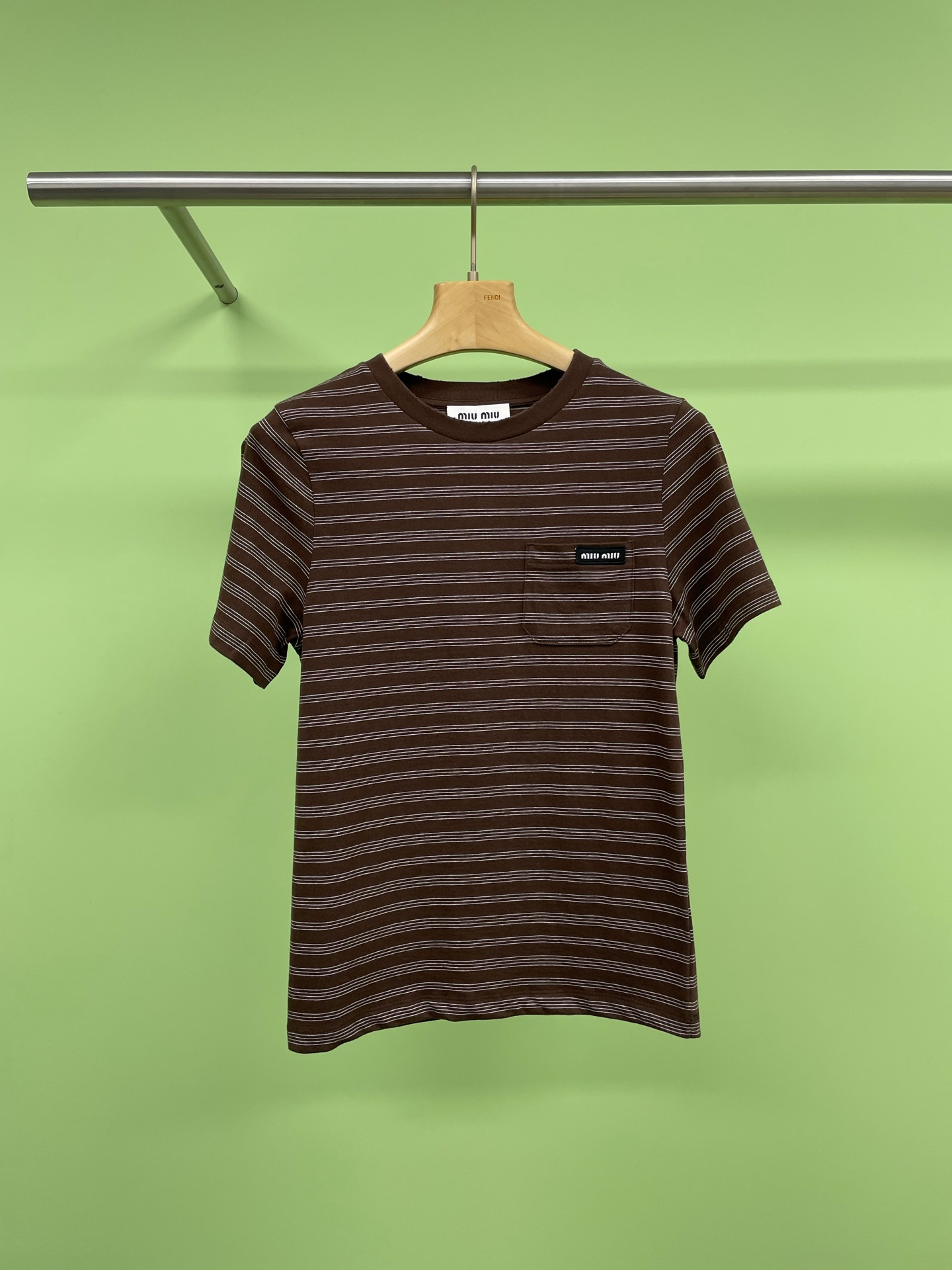 NO:298180,MiuMiu2025 early spring new brown striped short-sleeved T-shirt, the design is super retro, the brown and white combination is particularly fashionable, the color is super white, the color is great and eye-catching, the upper body is of great texture, the stripes are the kind that looks good no matter you wear, the vitality is the visual feeling, the stripes can be closed, the solid and elegant, and the fashionable and relaxed are the tricks of high-end feeling. The front shoulder design makes it look slim and slightly fat, and can be worn with customer-supplied fabrics. The fabric is handled very high and thin but not transparent. You can see from the details. Softness and bone-skinned feeling coexist. After you get it, the material feels immediately. Wear it as the best self, without any styling. Every day is a casual and comfortable day, and the appearance is left to it. The ace player in minimalist outfits.  SML, miumiu, T-shirt,tees, t-shirt,alexander wang19860909MiuMiu2025早春新款咖啡色条纹短袖T恤,设计超级复古,棕白搭配特别又时髦,颜色超显白配色好,巨巨巨醒目,上身质感绝啦,条纹就是怎么穿都好看的那种,敲有生命力的即视感,条纹控可以闭眼入,实穿又显气质,时尚又松弛才是高级感的诀窍,正肩的版型设计,不挑身材很显瘦 微胖也可穿,采用客供面料,面料处理得特别高级,薄而不透 看细节图就能看出来,柔软度和筋骨感并存,到手以后材质触感高下立见,穿着它做最好的自己,不需要凹什么造型,每天都是随意又舒适的一天,颜值就交给它了,极简穿搭里的王牌选手. 码数SML,,miumiu,T-shirt,tees，t-shirt,alexander wang,Women's clothing