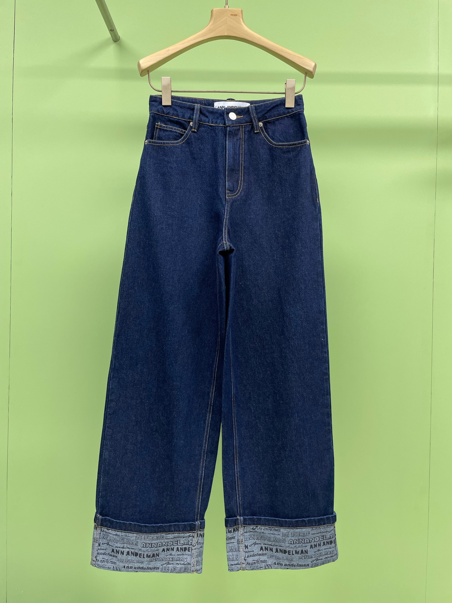 NO:298159,ANN ANDELMAN 24 autumn and winter mid-waist primary color foot print jeans, trouser legs print design, these pants are really in love at first sight, sisters have a sense of atmosphere on the upper body, trendy printing elements are fusion, contrasting color flips, exquisite patterns have a retro and elegant atmosphere, interpreting the new connotation of retro trends, comfortable denim fabric, soft and breathable, don't want to take it off when worn, there will be no sense of restraint, smoke-leg pants that do not stick to flesh, lengthen the leg lines, and it is ordinary to put it there, but you will understand its beauty in seconds. Sisters who are tired of wearing basic styles suggest to use one. SML, jeans, alexander wang19860909ANN ANDELMAN 24秋冬中腰原色脚口印花牛仔裤,裤脚口内里印花设计,这条裤子真的一眼就爱上啦,姐妹们这款牛仔裤上身自带氛围感,潮流印花元素相融合,撞色翻边,精致的图案带着一种复古而高雅的气息,诠释复古潮流的新内涵,舒适的牛仔布料,柔软透气穿上就不想脱下来,不会有束缚感,不贴肉的烟管裤型,拉长腿部线条,放在那里平平无奇,但穿上就秒懂它的美感了,穿腻了基础款式的姐妹们建议来一条. 码数SML,,jeans,alexander wang,Women's clothing