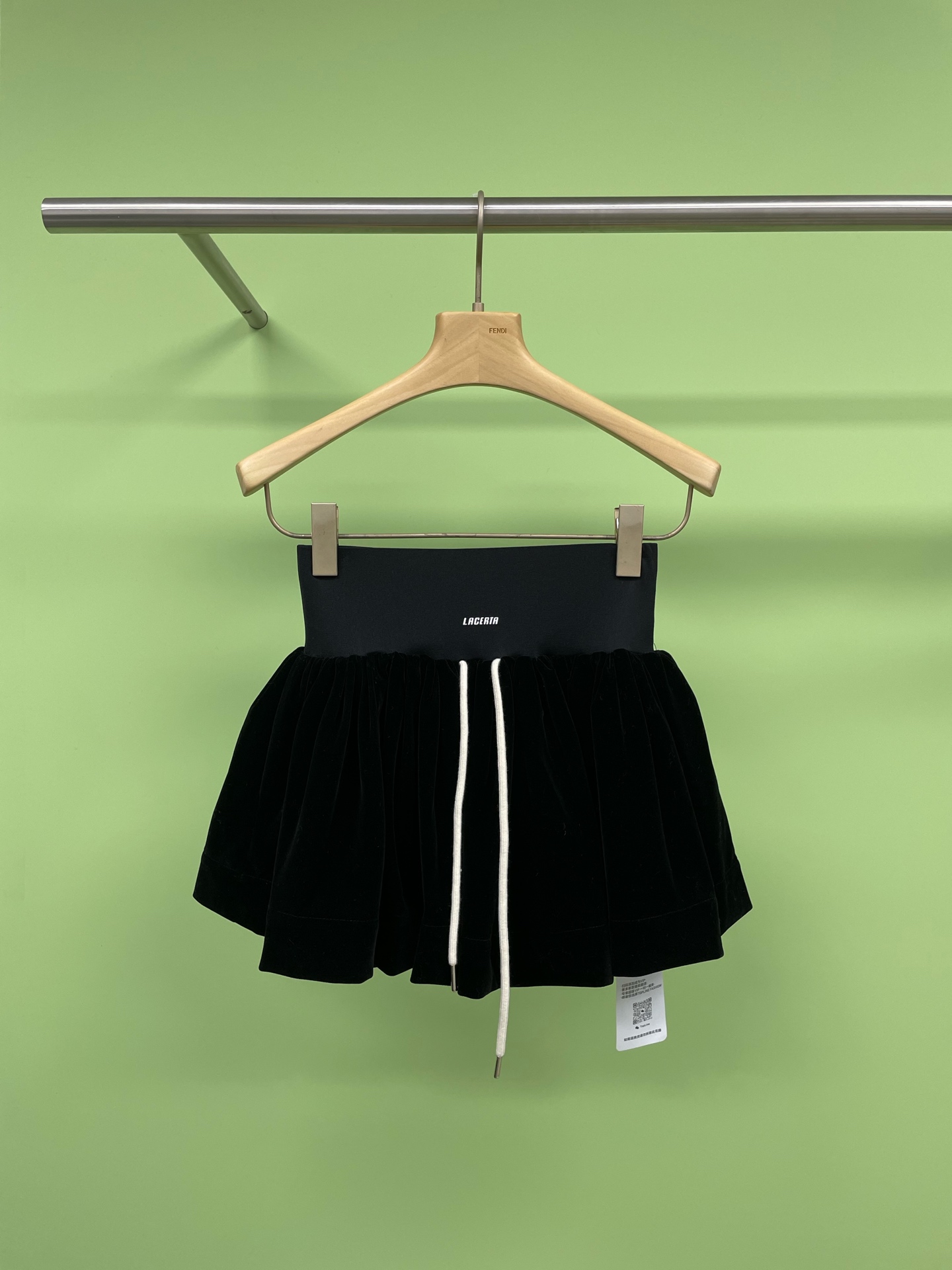NO:298147,LACERTA/Laceta designer brand black velvet short skirt casual puffy skirt, a must-have retro velvet short skirt in autumn and winter, not all short skirts can have high-end feeling. This velvet skirt is made of anti-exposure underwear design, A-line tailoring, velvet fabric and anti-exposure design, every detail is to make you stand out from the crowd, suitable for any girl, especially recommended for small hot girls, it can make your body proportions look more perfect. This skirt not only allows you to wear the current trend style, but also makes you a classic in the eyes of others in the future. Needless to say, you deserve it. SML, skirts, alexander wang19860909LACERTA/莱瑟塔设计师品牌黑色丝绒短裙休闲蓬蓬裤裙,秋冬必备复古丝绒短裙,高级感不是所有的短裙都能拥有,这款丝绒半身裙做了防走光底裤设计,A字剪裁加丝绒面料加上防走光设计,每一个细节都是为了让你在人群中脱颖而出,适合任何女生,特别推荐给小个子辣妹,它能让你的身材比例看起来更加完美,这条裙子,不仅让你穿出当下的流行风格,还能让你在未来的日子里,成为别人眼中的经典,不用多说,你值得拥有它. 码数SML,,skirts,alexander wang,Women's clothing