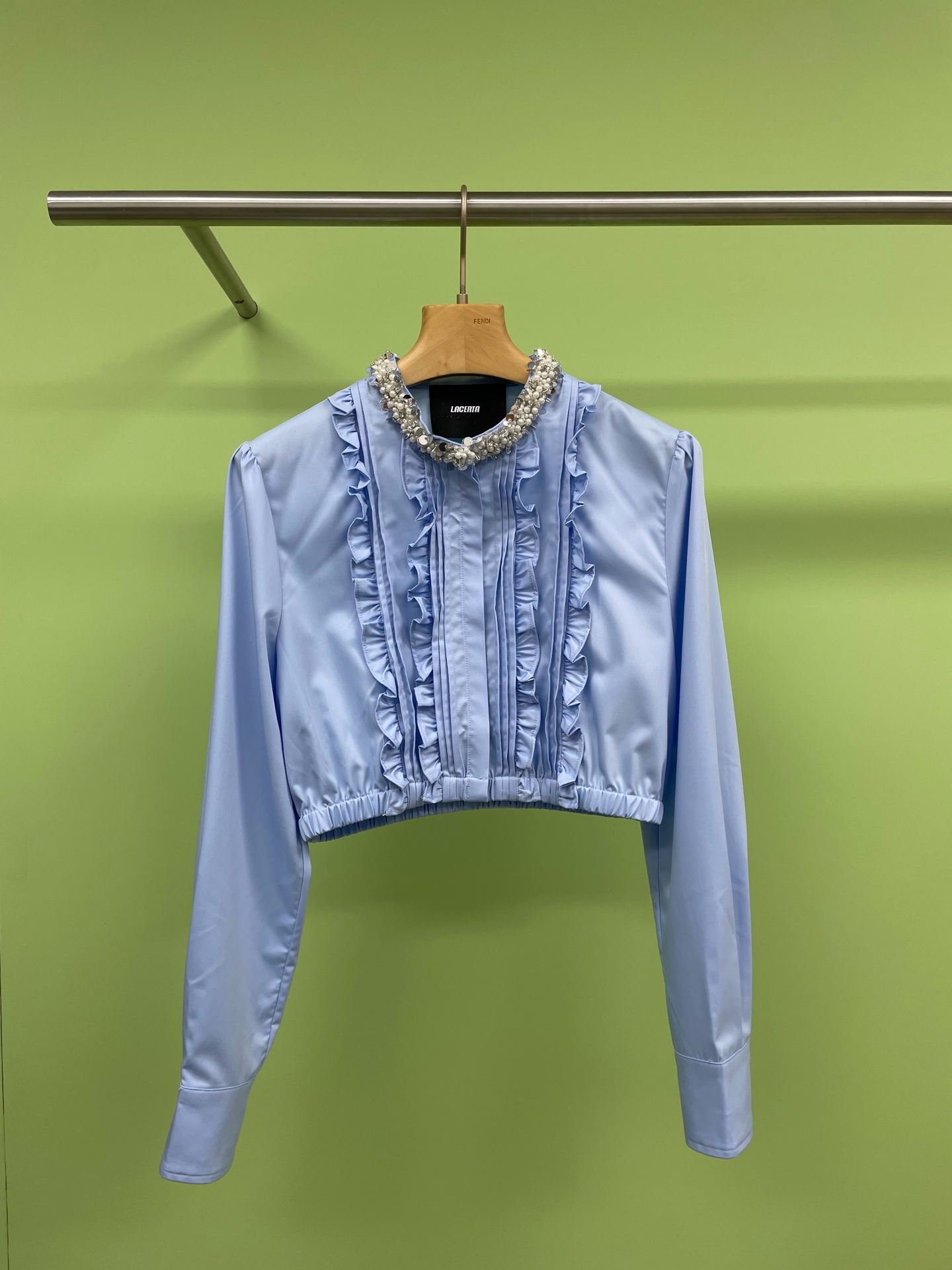 NO:298135,LACERTA's new 24 autumn and winter sequin neckline short long-sleeved shirt, the palace temperament heavy industry beaded long-sleeved shirt I bring to you today will definitely make you love it. The short design is perfect for inner wear and easily show your fashion sense. The exquisite black ears and palace style cuffs, every detail reveals a gorgeous temperament. Not only that, the customized fabric and sequin embellishment make the whole shirt thoroughly win the details, whether it is matched with skirts or jeans, you can become the focus of the crowd. SML, skirts, jeans, shirts, alexander wang19860909LACERTA新品24秋冬亮片领口短款长袖衬衫,今天给大家带来的这款木耳边宫廷气质重工钉珠长袖衬衫,绝对会让你爱不释手,短款的设计,完美适合内搭,轻松展现你的时尚感,精致的木耳边,加上宫廷风的袖口,每一个细节都透露出华丽的气质,不仅如此,定制的面料加亮片的点缀,让整件衬衫在细节上赢得很彻底,不管是搭配裙子还是牛仔裤,都能让你成为人群中的焦点. 码数SML,,skirts,jeans,shirts,alexander wang,Women's clothing