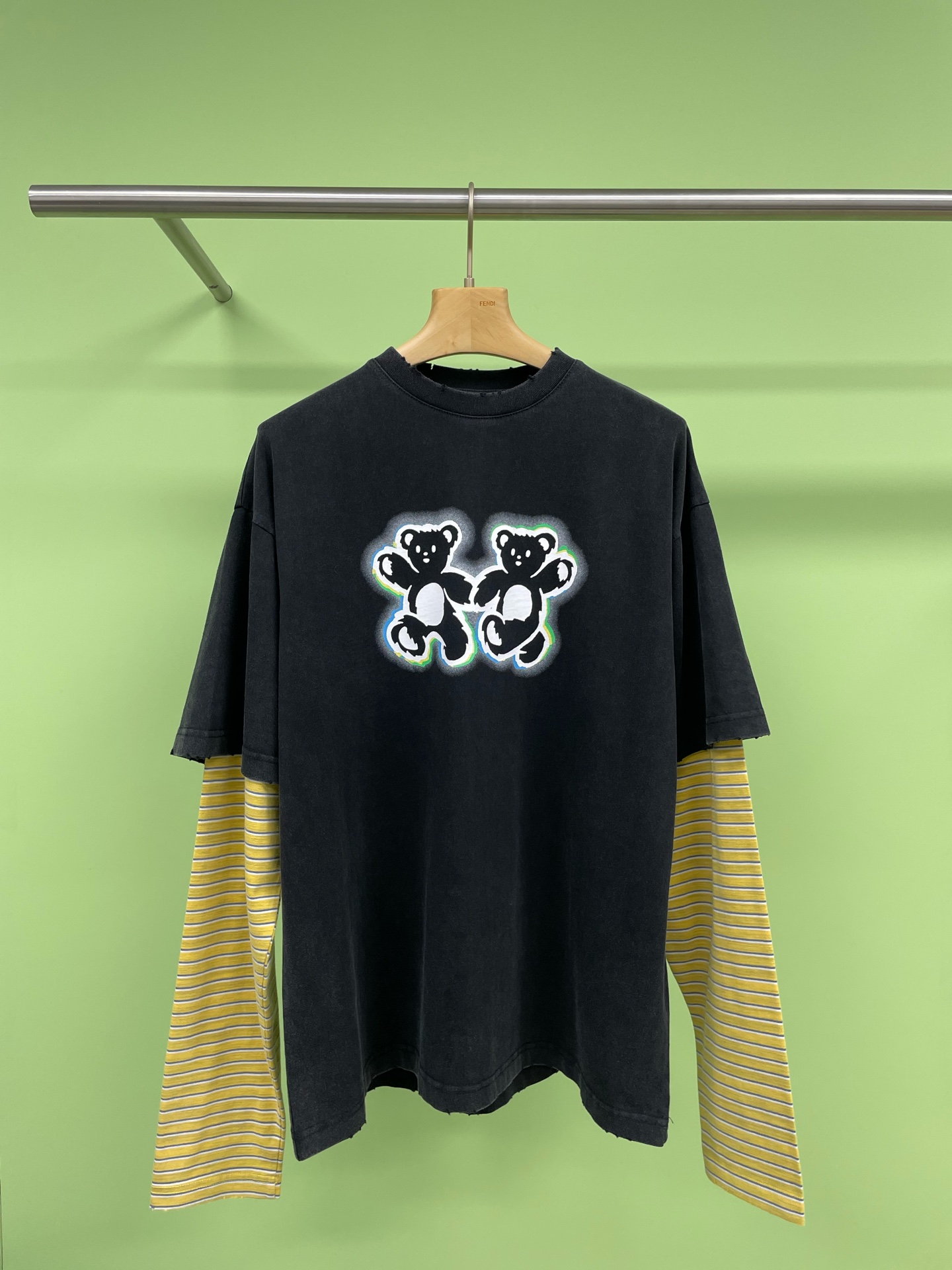 NO:298168,WE11DONE designer brand holds hands with the bear's fake two-piece long-sleeved, cute striped long-sleeved T-shirt. This spliced ​​fake two-piece striped T-shirt has a striped design that is not only classic and pleasing to the eye, but also visually lengthens your arms and makes it look slimmer. Moreover, the fake two-piece spliced ​​design of this T-shirt makes the overall look more layered. At the same time, the pattern design of the bear adds a bit of cuteness and easily satisfy your girlish heart. Whether you match it with jeans or short skirts, you can easily control it. SML, skirts, jeans, tees, t-shirt, alexander wang19860909WE11DONE设计师品牌牵手小熊假两件长袖,可爱条纹长袖T恤,这款拼接假两件条纹T恤它的条纹设计不仅经典耐看,还能在视觉上拉长你的手臂,更加显瘦,而且这款T恤的假两件拼接设计,让整体看起来更有层次感,同时小熊的图案设计又增添了几分可爱,轻松满足你的少女心,不管你是搭配牛仔裤还是短裙,都能轻松驾驭. 码数SML,,skirts,jeans,tees，t-shirt,alexander wang,Women's clothing