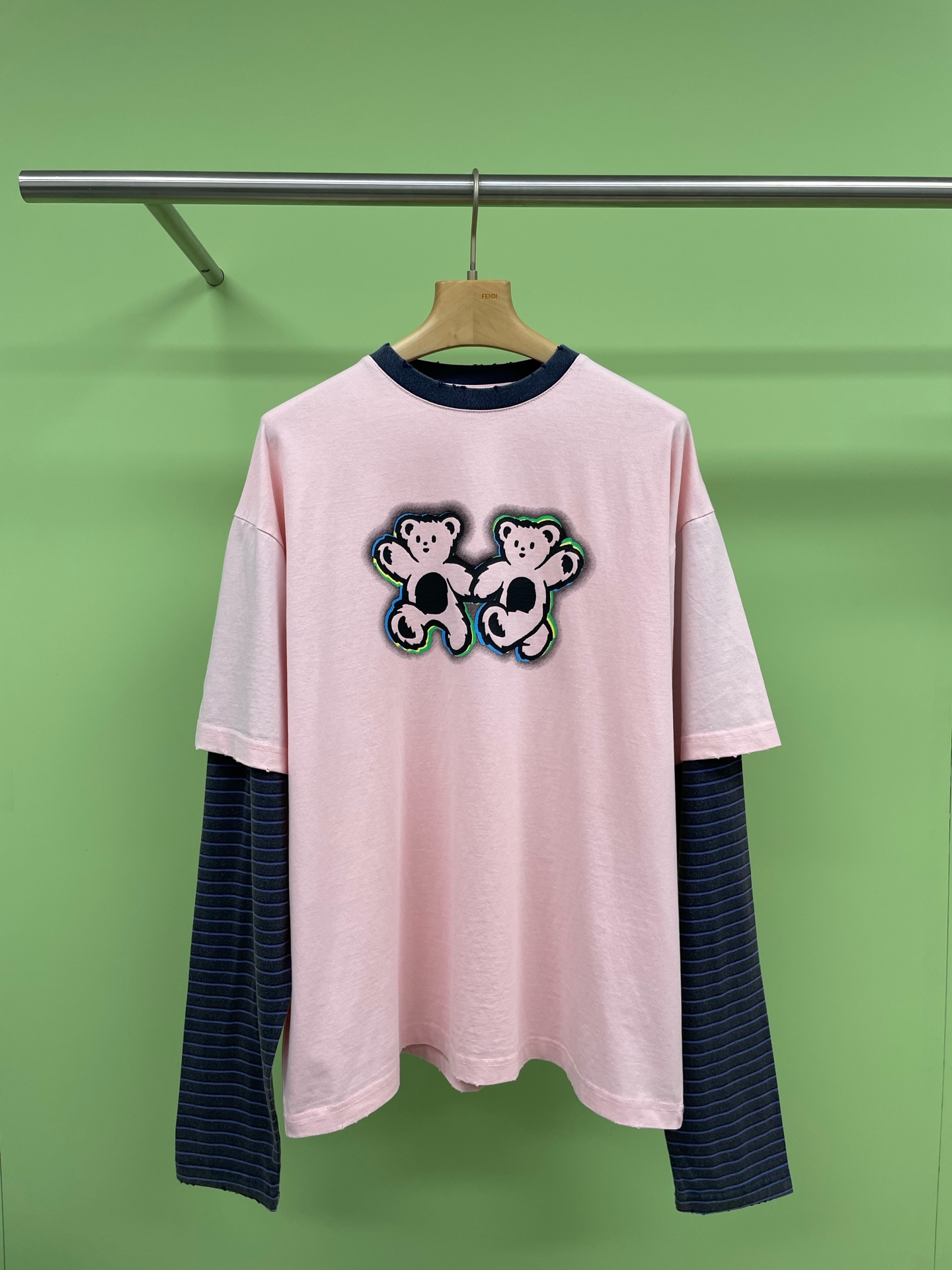 NO:298156,WE11DONE designer brand holds hands with the bear's fake two-piece long-sleeved, cute striped long-sleeved T-shirt. This spliced ​​fake two-piece striped T-shirt has a striped design that is not only classic and pleasing to the eye, but also visually lengthens your arms and makes it look slimmer. Moreover, the fake two-piece spliced ​​design of this T-shirt makes the overall look more layered. At the same time, the pattern design of the bear adds a bit of cuteness and easily satisfy your girlish heart. Whether you match it with jeans or short skirts, you can easily control it. SML, skirts, jeans, tees, t-shirt, alexander wang19860909WE11DONE设计师品牌牵手小熊假两件长袖,可爱条纹长袖T恤,这款拼接假两件条纹T恤它的条纹设计不仅经典耐看,还能在视觉上拉长你的手臂,更加显瘦,而且这款T恤的假两件拼接设计,让整体看起来更有层次感,同时小熊的图案设计又增添了几分可爱,轻松满足你的少女心,不管你是搭配牛仔裤还是短裙,都能轻松驾驭. 码数SML,,skirts,jeans,tees，t-shirt,alexander wang,Women's clothing