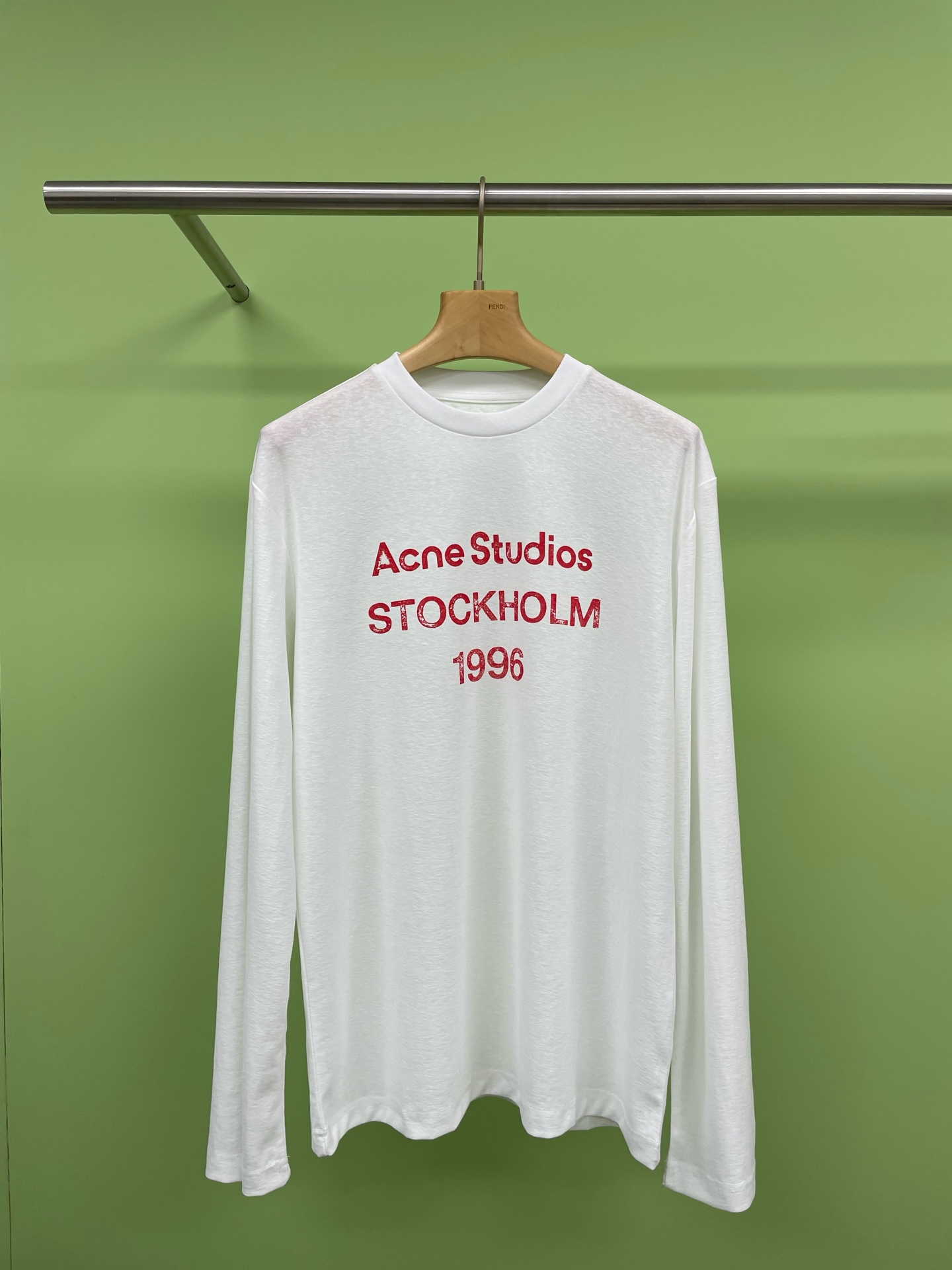 NO:298144,Acne Studios1996 new long-sleeved T-shirt, a must-have versatile artifact. Speaking of versatile basic models, how can this white long-sleeved T-shirt be missing?  Its high-end feel is eye-catching when worn. Its pure cotton texture is soft and has a perfect comfort when worn. The short BM style design is simply a blessing for small girls. The long style can meet all body needs. Whether worn alone or as a base, it can be easily controlled. It has a strong matching ability. Moreover, this letter printing design is simple and fashionable. You can wear a confident attitude no matter what occasion. It is definitely an indispensable good dress in your closet. Code XS SM,,acne studios,dior,tees,t-shirt,alexander wang19860909Acne Studios1996新款长袖T恤,必备百搭神器,说到百搭基础款,怎么能少了这款白长袖T恤呢？它的高级感一穿就让人眼前一亮,纯棉质地,触感柔软,穿在身上舒适度满分,BM风的短款设计,简直是小个子女孩的福音,而长款则能满足各种身材需求,无论是单穿还是作为打底,都能轻松驾驭,搭配性超强,而且,这种字母印花设计,既简约又不失时髦感,无论什么场合都能穿出自信的态度,绝对是你衣橱里不可或缺的一件好衣服. 码XS SM,,acne studios,dior,tees，t-shirt,alexander wang,Women's clothing