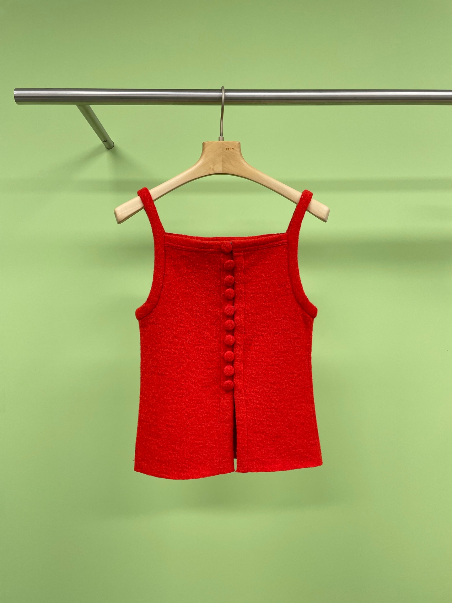 NO:298176,MARCHEN24AW Autumn and Winter Holiday Series Ice Cream wool double-sided button vest, double-sided woolen vest, double-sided woolen vest, and love the reverse-sided breast design. The red model can be arranged for New Year's outfits, a row of cute little flower wool vests, which must be added to the layering in winter. The weather is so cold that there is no guard against it. This model is my personal favorite. Retro feel, simple and fashionable, and it is not difficult to wear. A base wool sweater   this wool vest   any style of pants   a jacket, comfortable to spend the winter, take off the jacket indoors, such a vest is very decent whether it is work or dinner. I highly recommend it. Size SM,, jackets & coats, alexander wang19860909MARCHEN24AW秋冬假日系列 雪糕小毛呢双面两穿纽扣背心,正反两穿的毛呢小背心,更爱反面的排扣设计,红色款可以安排上过年穿搭了,一排可爱小花扣毛呢背心,冬日叠穿必备增加层次,天气冷得没有一丝丝防备,这款是我个人私心非常喜欢的款,复古feel,简约又时尚,穿搭不费劲,一件打底羊毛衫 这款毛呢背心 任意款裤子 一款外套,舒适过冬,到了室内脱掉外套,这样的背心不管是工作还是吃饭聚餐都是很得体的,个人强烈推荐的一款. 码数SM,,jackets & coats,alexander wang,Women's clothing