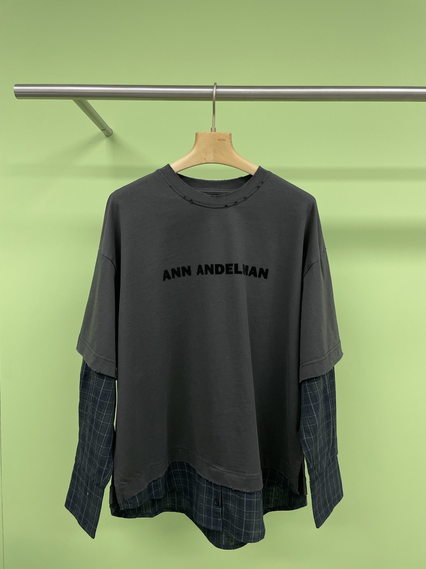 NO:315020,ANN ANDELMAN spring pullover top mid-length spliced ​​plaid fake two-piece flocked pullover T-shirt, Wu Xuanyi's same style, fake two-piece design, wear layered in one second, classic pink/dark gray and plaid splicing, age-reducing and fresh, full of college style, matched with skirts or trousers, all the fake two-piece design not only gets rid of the monotony of the T-shirt and adds layering, the full screen of college atmosphere, age-reducing and lively color matching makes the whole dress more fresh and energetic, and the dress is a perfect sense of Korean female college students, which is simply the best secret for lazy layering. SML, skirts, tees, t-shirt, alexander wang19860909ANN ANDELMAN春季套头上衣中长款拼接格纹假两件植绒套头T恤,吴宣仪同款,假两件设计,一秒穿出层次感,经典粉色/深灰与格纹拼接,减龄又清新,满满的学院风气息,搭配裙装或裤装都是满分,假两件设计既摆脱了T恤的单调又增加了层次感,满屏的学院氛围,减龄活泼的配色让整件衣服更加清新活力,搭配裙装妥妥的韩系女大学生既视感,简直就是懒人层次感穿搭的最佳秘诀. 码数SML,,skirts,tees，t-shirt,alexander wang,Women's clothing