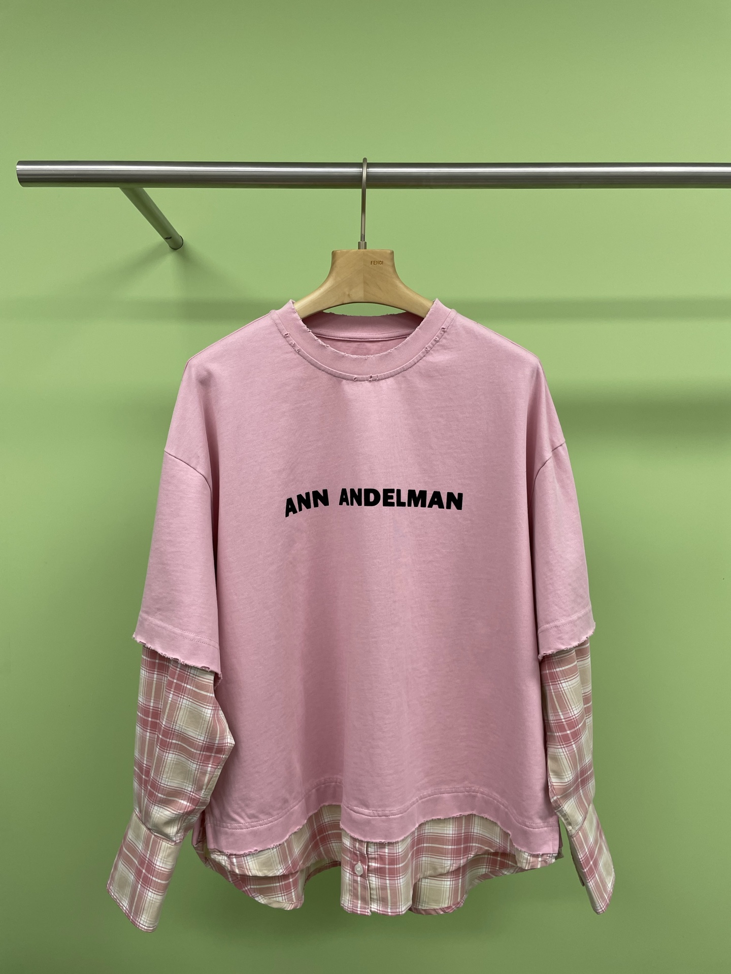 NO:315024,ANN ANDELMAN spring pullover top mid-length spliced ​​plaid fake two-piece flocked pullover T-shirt, Wu Xuanyi's same style, fake two-piece design, wear layered in one second, classic pink/dark gray and plaid splicing, age-reducing and fresh, full of college style, matched with skirts or trousers, all the fake two-piece design not only gets rid of the monotony of the T-shirt and adds layering, the full screen of college atmosphere, age-reducing and lively color matching makes the whole dress more fresh and energetic, and the dress is a perfect sense of Korean female college students, which is simply the best secret for lazy layering. SML, skirts, tees, t-shirt, alexander wang19860909ANN ANDELMAN春季套头上衣中长款拼接格纹假两件植绒套头T恤,吴宣仪同款,假两件设计,一秒穿出层次感,经典粉色/深灰与格纹拼接,减龄又清新,满满的学院风气息,搭配裙装或裤装都是满分,假两件设计既摆脱了T恤的单调又增加了层次感,满屏的学院氛围,减龄活泼的配色让整件衣服更加清新活力,搭配裙装妥妥的韩系女大学生既视感,简直就是懒人层次感穿搭的最佳秘诀. 码数SML,,skirts,tees，t-shirt,alexander wang,Women's clothing