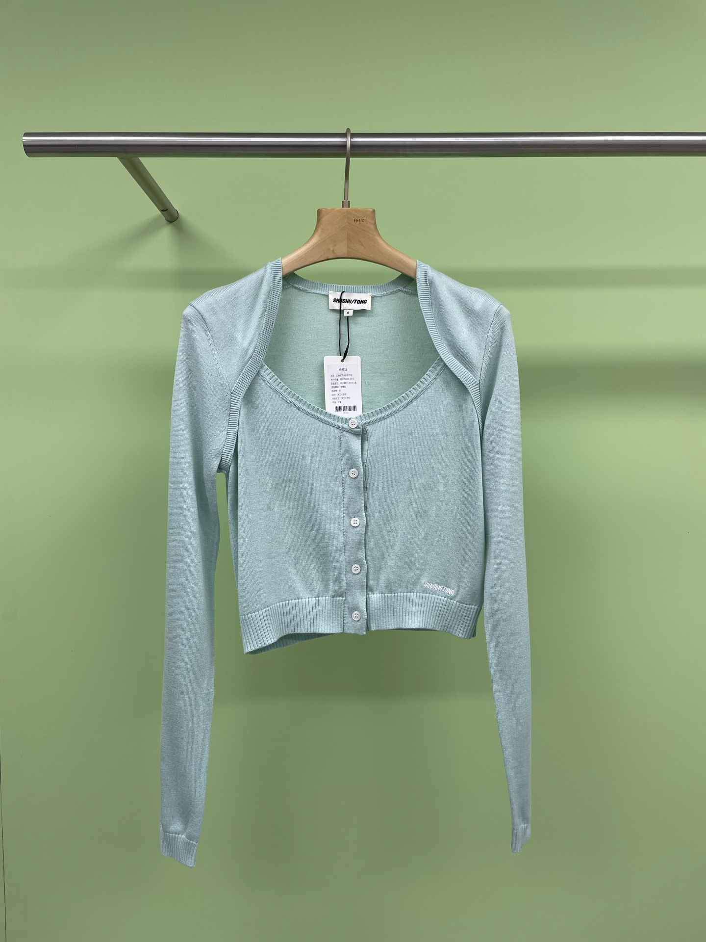 NO:312357,Shushutong  Spring style fashionable and versatile vest knitted cardigan, small vest cardigan fashion elf, it can always add a unique charm to your outfit inadvertently. Whether it is matched with simple T-shirts and jeans, or elegant dresses, it can perfectly blend and show a different fashion style. When the vest meets simple skirts and jeans, it instantly injects fashion into casual outfits. It seems to be a magical magical accessory, making the ordinary outstanding. The exquisite texture and delicate touch all show quality and style. When you wear it, you are the leader of street fashion, exuding confidence and casual charm, and match with elegant connection  When dressing, the small vest becomes a gentle guardian. It is gently placed on the shoulders, like the first breeze in the morning, gently blowing, adding a sense of layering and exquisiteness to the skirt, allowing you to become the focus on all occasions. Whether it is a romantic date or an important gathering, it can help you show a charming temperament. The small vest cardigan is not only a piece of clothing, but also a fashion attitude. It allows you to constantly explore and discover more possibilities on the road to pursuing beauty. It witnesses every fashion moment of yours and accompanys you to show your unique self. Let us wear the small vest together and start our own fashion journey.  SML, skirts, jeans, tees, t-shirt, alexander wang19860909Shushutong 春款时尚百搭坎肩针织开衫,小坎肩开衫时尚界的小精灵,它总能在不经意间为你的穿搭增添一抹独特的魅力,无论是搭配简约的T恤牛仔裤,还是优雅的连衣裙,它都能完美融合,展现出不一样的时尚风格,当小坎肩邂逅简约半裙和牛仔裤,瞬间为休闲装扮注入了时尚灵魂,它仿佛是一个神奇的魔法配饰,让平凡变得出众,那精致的纹理,细腻的触感,无不彰显着品质与格调,穿上它,你就是街头时尚的引领者,散发着自信与随性的魅力,搭配优雅连衣裙时,小坎肩又化身为温柔的守护者,它轻柔地搭在肩上,如同清晨的第一缕微风,轻轻拂过,为半裙增添了一份层次感和精致感,让你在各种场合都能成为焦点,无论是浪漫的约会,还是重要的聚会,它都能助你展现出迷人的气质,小坎肩开衫,不仅是一件衣物,更是一种时尚态度,它让你在追求美的道路上,不断探索,发现更多可能,它见证着你的每一个时尚瞬间,陪伴着你展现独特的自我,让我们一起穿上小坎肩,开启属于自己的时尚之旅吧. 码数SML,,skirts,jeans,tees，t-shirt,alexander wang,Women's clothing