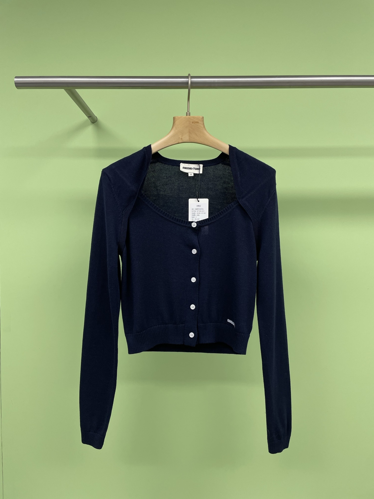 NO:312361,Shushutong  Spring style fashionable and versatile vest knitted cardigan, small vest cardigan fashion elf, it can always add a unique charm to your outfit inadvertently. Whether it is matched with simple T-shirts and jeans, or elegant dresses, it can perfectly blend and show a different fashion style. When the vest meets simple skirts and jeans, it instantly injects fashion into casual outfits. It seems to be a magical magical accessory, making the ordinary outstanding. The exquisite texture and delicate touch all show quality and style. When you wear it, you are the leader of street fashion, exuding confidence and casual charm, and match with elegant connection  When dressing, the small vest becomes a gentle guardian. It is gently placed on the shoulders, like the first breeze in the morning, gently blowing, adding a sense of layering and exquisiteness to the skirt, allowing you to become the focus on all occasions. Whether it is a romantic date or an important gathering, it can help you show a charming temperament. The small vest cardigan is not only a piece of clothing, but also a fashion attitude. It allows you to constantly explore and discover more possibilities on the road to pursuing beauty. It witnesses every fashion moment of yours and accompanys you to show your unique self. Let us wear the small vest together and start our own fashion journey.  SML, skirts, jeans, tees, t-shirt, alexander wang19860909Shushutong 春款时尚百搭坎肩针织开衫,小坎肩开衫时尚界的小精灵,它总能在不经意间为你的穿搭增添一抹独特的魅力,无论是搭配简约的T恤牛仔裤,还是优雅的连衣裙,它都能完美融合,展现出不一样的时尚风格,当小坎肩邂逅简约半裙和牛仔裤,瞬间为休闲装扮注入了时尚灵魂,它仿佛是一个神奇的魔法配饰,让平凡变得出众,那精致的纹理,细腻的触感,无不彰显着品质与格调,穿上它,你就是街头时尚的引领者,散发着自信与随性的魅力,搭配优雅连衣裙时,小坎肩又化身为温柔的守护者,它轻柔地搭在肩上,如同清晨的第一缕微风,轻轻拂过,为半裙增添了一份层次感和精致感,让你在各种场合都能成为焦点,无论是浪漫的约会,还是重要的聚会,它都能助你展现出迷人的气质,小坎肩开衫,不仅是一件衣物,更是一种时尚态度,它让你在追求美的道路上,不断探索,发现更多可能,它见证着你的每一个时尚瞬间,陪伴着你展现独特的自我,让我们一起穿上小坎肩,开启属于自己的时尚之旅吧. 码数SML,,skirts,jeans,tees，t-shirt,alexander wang,Women's clothing