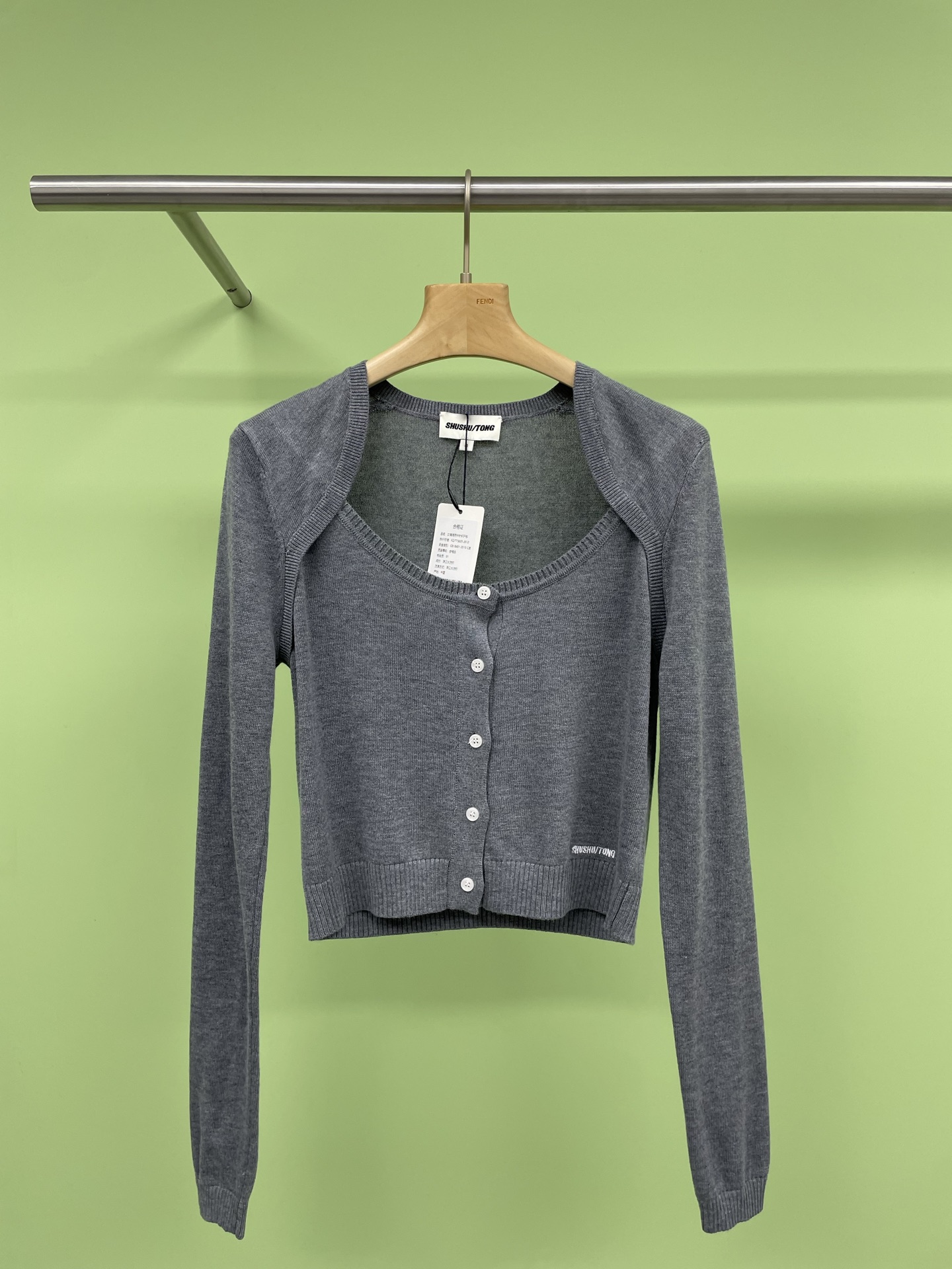 NO:312365,Shushutong  Spring style fashionable and versatile vest knitted cardigan, small vest cardigan fashion elf, it can always add a unique charm to your outfit inadvertently. Whether it is matched with simple T-shirts and jeans, or elegant dresses, it can perfectly blend and show a different fashion style. When the vest meets simple skirts and jeans, it instantly injects fashion into casual outfits. It seems to be a magical magical accessory, making the ordinary outstanding. The exquisite texture and delicate touch all show quality and style. When you wear it, you are the leader of street fashion, exuding confidence and casual charm, and match with elegant connection  When dressing, the small vest becomes a gentle guardian. It is gently placed on the shoulders, like the first breeze in the morning, gently blowing, adding a sense of layering and exquisiteness to the skirt, allowing you to become the focus on all occasions. Whether it is a romantic date or an important gathering, it can help you show a charming temperament. The small vest cardigan is not only a piece of clothing, but also a fashion attitude. It allows you to constantly explore and discover more possibilities on the road to pursuing beauty. It witnesses every fashion moment of yours and accompanys you to show your unique self. Let us wear the small vest together and start our own fashion journey.  code, skirts, jeans, tees, t-shirt, alexander wang19860909Shushutong 春款时尚百搭坎肩针织开衫,小坎肩开衫时尚界的小精灵,它总能在不经意间为你的穿搭增添一抹独特的魅力,无论是搭配简约的T恤牛仔裤,还是优雅的连衣裙,它都能完美融合,展现出不一样的时尚风格,当小坎肩邂逅简约半裙和牛仔裤,瞬间为休闲装扮注入了时尚灵魂,它仿佛是一个神奇的魔法配饰,让平凡变得出众,那精致的纹理,细腻的触感,无不彰显着品质与格调,穿上它,你就是街头时尚的引领者,散发着自信与随性的魅力,搭配优雅连衣裙时,小坎肩又化身为温柔的守护者,它轻柔地搭在肩上,如同清晨的第一缕微风,轻轻拂过,为半裙增添了一份层次感和精致感,让你在各种场合都能成为焦点,无论是浪漫的约会,还是重要的聚会,它都能助你展现出迷人的气质,小坎肩开衫,不仅是一件衣物,更是一种时尚态度,它让你在追求美的道路上,不断探索,发现更多可能,它见证着你的每一个时尚瞬间,陪伴着你展现独特的自我,让我们一起穿上小坎肩,开启属于自己的时尚之旅吧. 码,,skirts,jeans,tees，t-shirt,alexander wang,Women's clothing